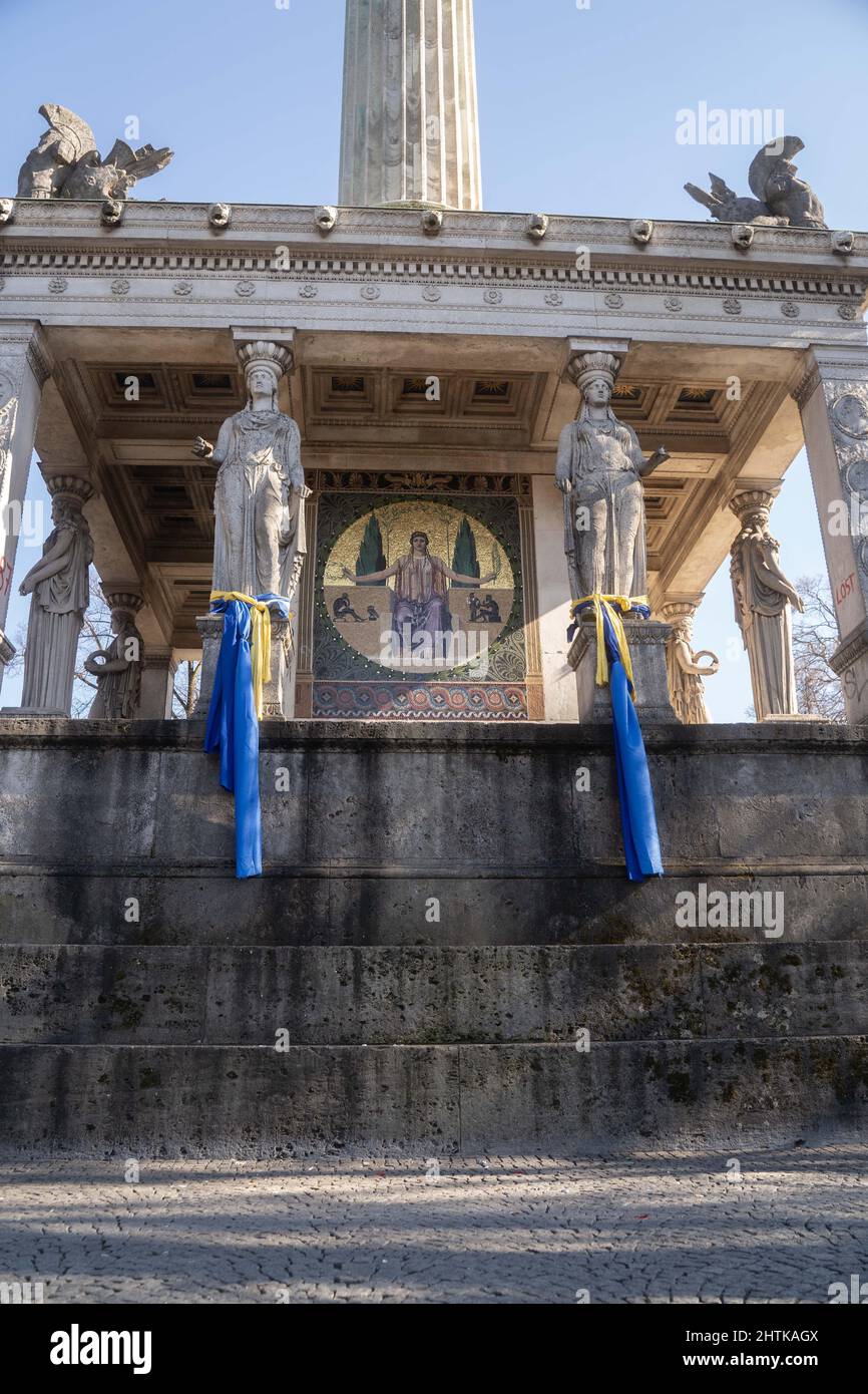 Munich, Germany. 01st Mar, 2022. The Friedensengel in Munich, Germany, decorated in the colors of the Ukrainian flag to show solidarity with Ukraine at war on March 1st, 2022. (Photo by Alexander Pohl/Sipa USA) Credit: Sipa USA/Alamy Live News Stock Photo