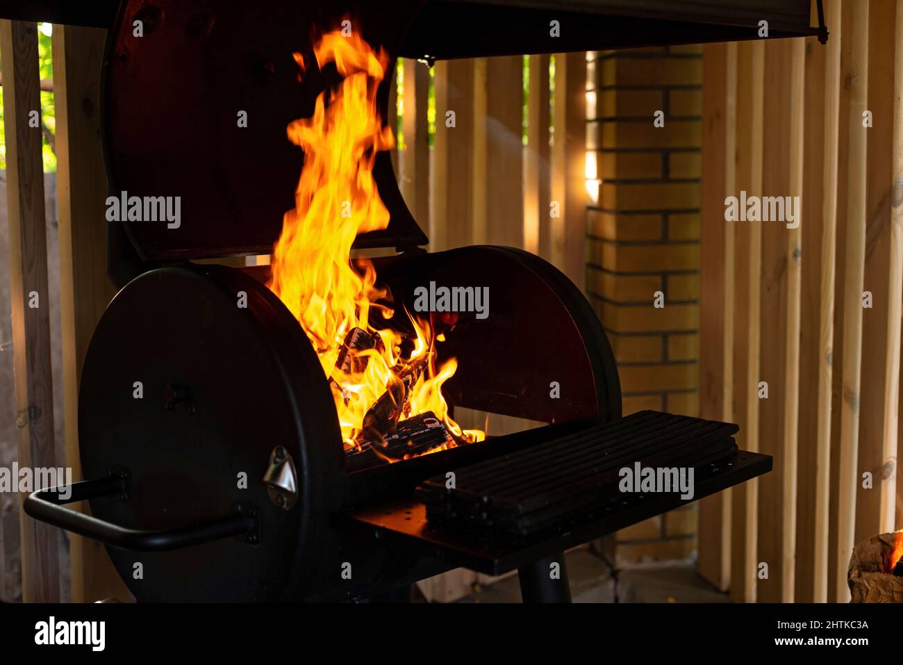 Restaurant open flame grill hi-res stock photography and images - Alamy