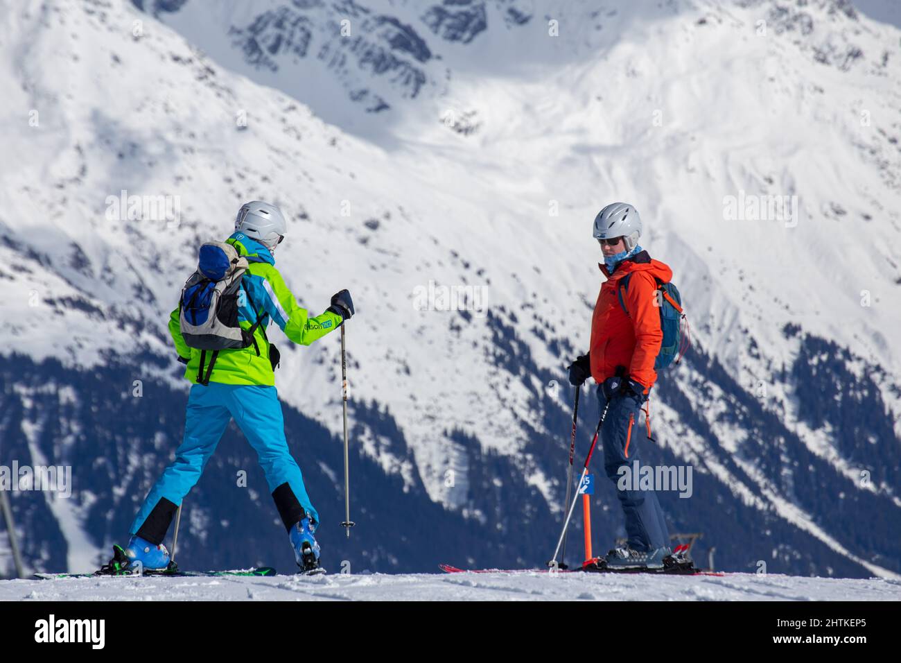 Parsenn ski resort, Davos: Two skiers just before the next descent Stock Photo
