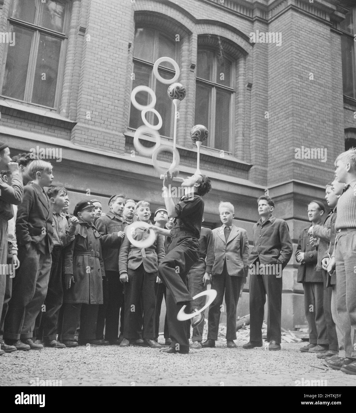 Talented man in the 1950s. The swedish nature filmdirector Jan Lindblad, 1932-1987, was also a talented juggler and acrobat and is seen here balancing juggling and balancing balls at the same time while standing on one leg only. Sweden 1955  Kristoffersson ref BU91-3 Stock Photo