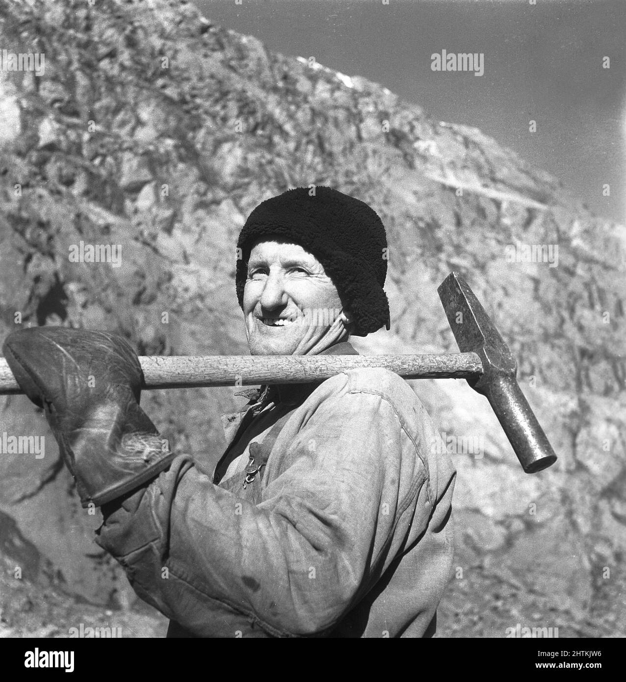 Kiruna Sweden in the 1950s. The open mine and a miners with tools on their shoulders. Sweden 1954 Kristoffersson BP23-11 Stock Photo