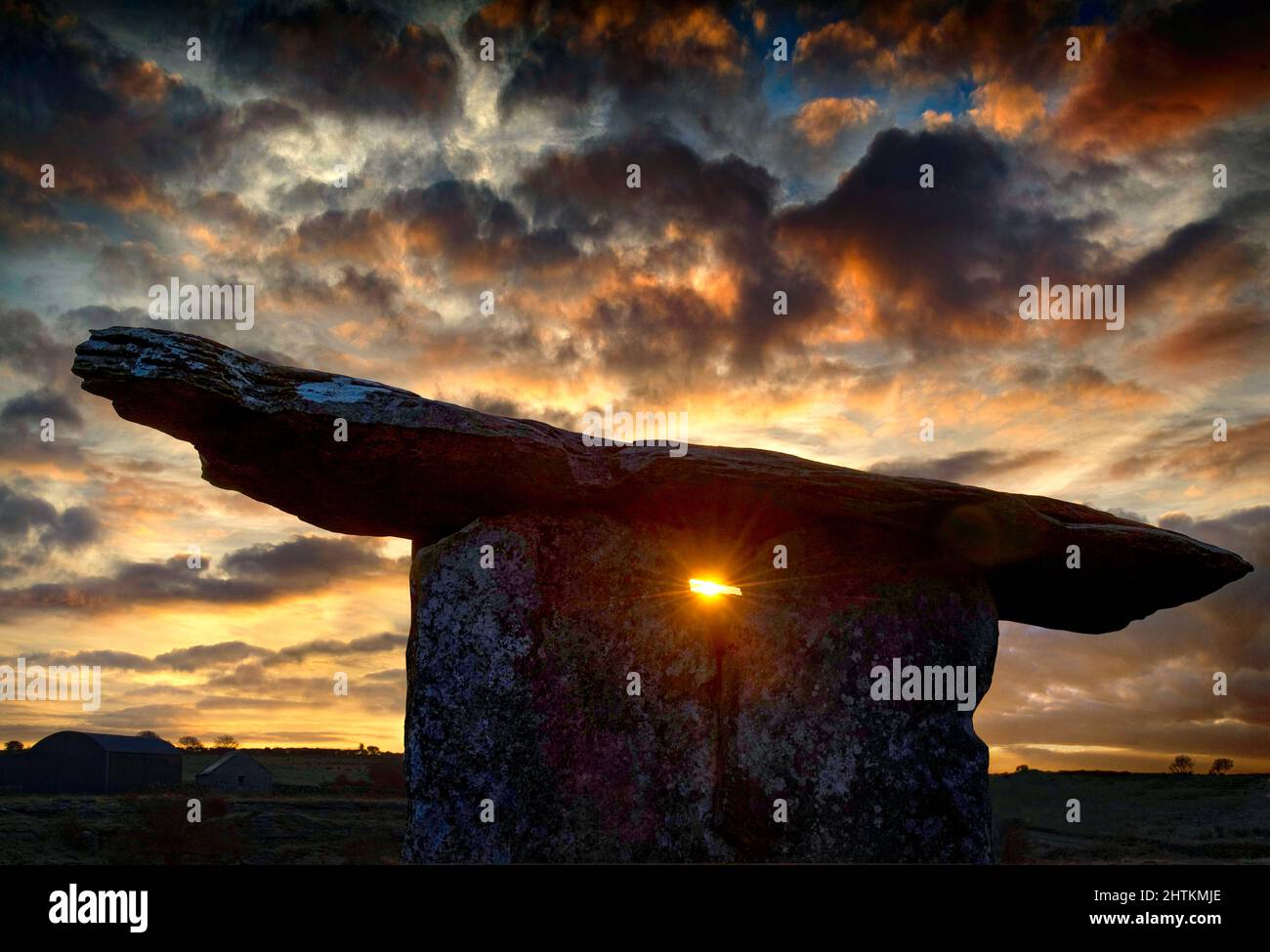 Poulnabrone Dolmen, Portal Tomb, The Burren, County Clare, Wild