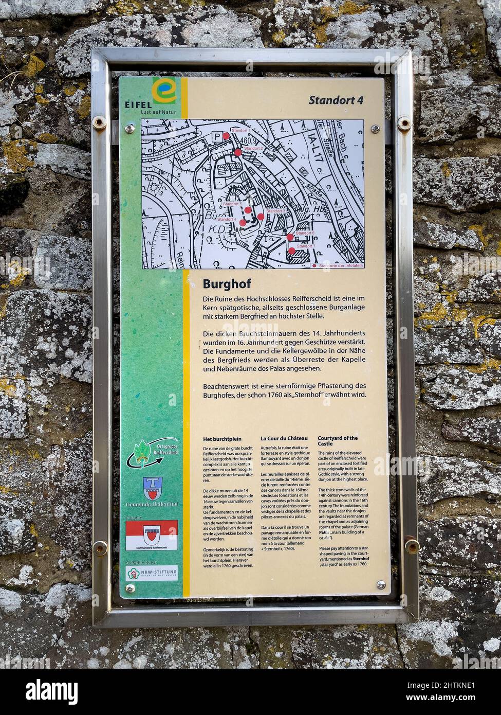 touristische Information zu Höhenburg Burg Reifferscheid, Eifel, Nordrhein-Westfalen, Deutschland, Europa Stock Photo