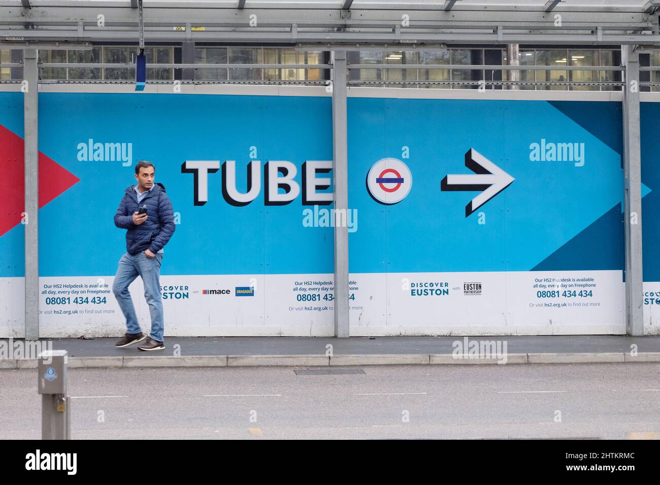 London, UK, 1st Mar, 2022. A man walks past a sign indicating the direction for the tube station. Tourist and commuters found alternative ways to complete their journey this afternoon, via bus, taxi or cycling, amid a Tube strike affecting all services. The strike called by the RMT Union over threats of 600 job losses and pension cuts saw 10,000 staff walk out. Credit: Eleventh Hour Photography/Alamy Live News Stock Photo