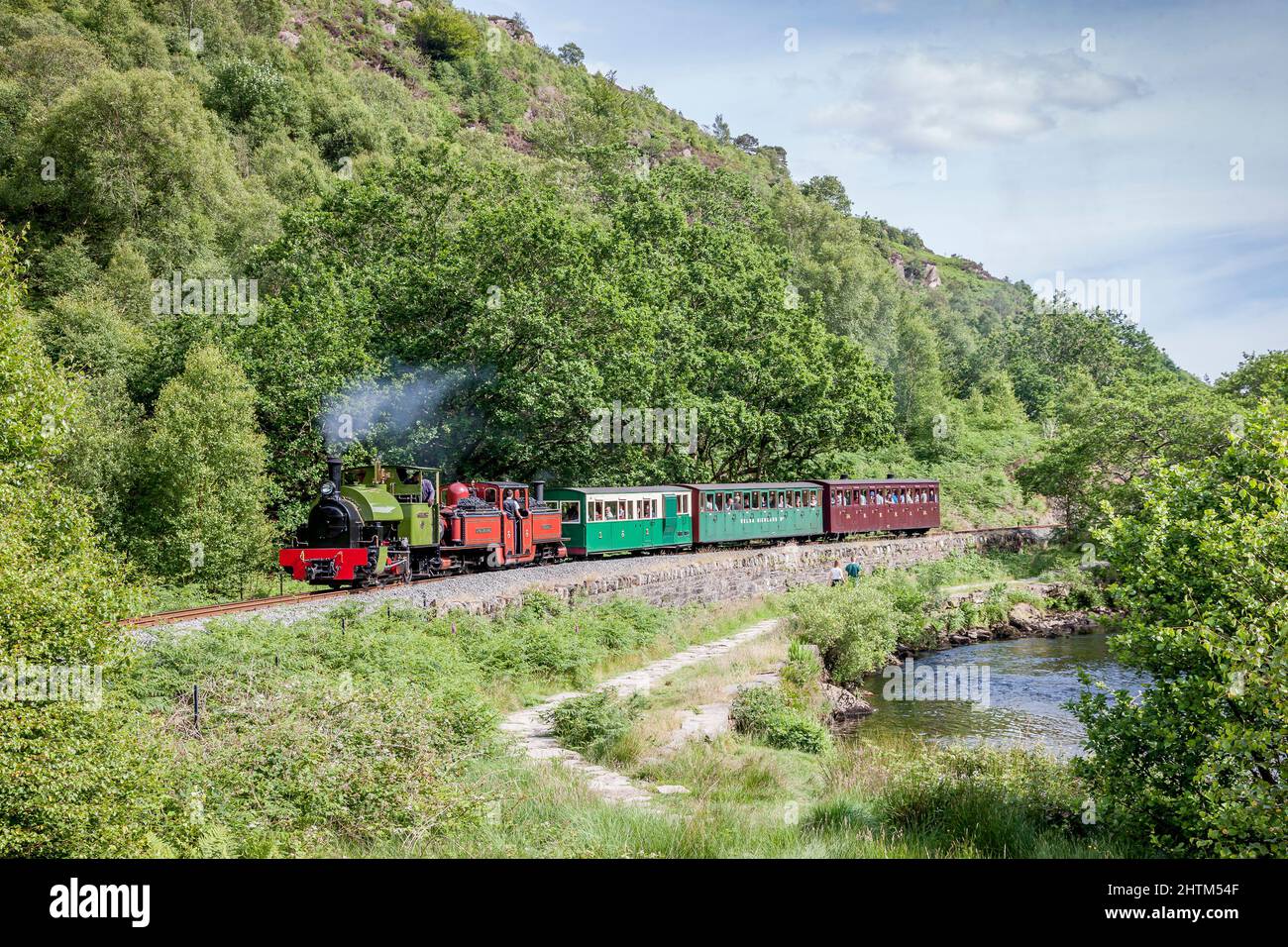 Hunslet 0-4-2T 'Trangkil No.4' and 'Chaka's Kraal No.6' pass through Aberglaslyn Pass on the Welsh Highland Railway Stock Photo