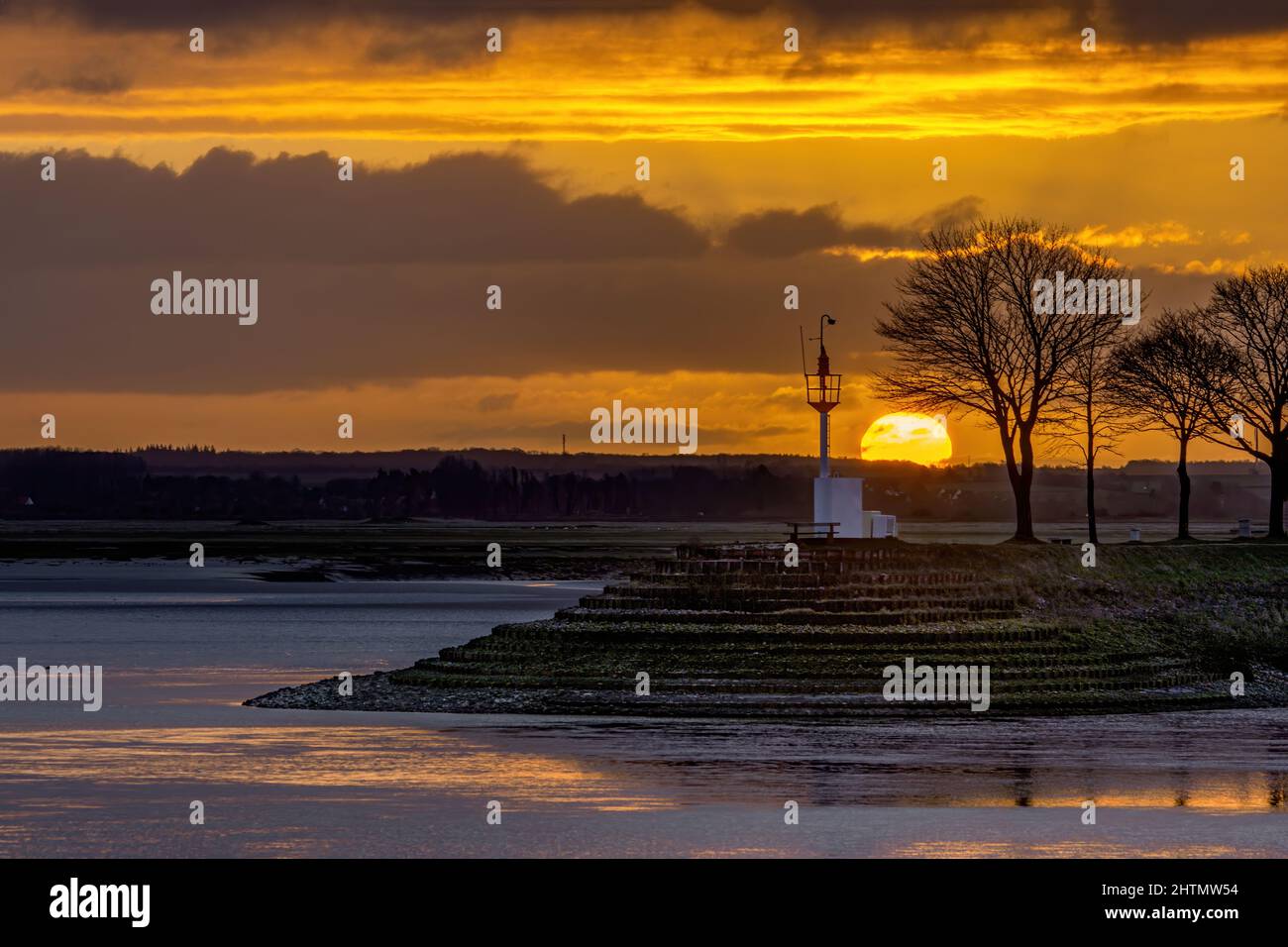 Saint Valery sur Somme, le soleil se lève dans la baie de Somme . Stock Photo