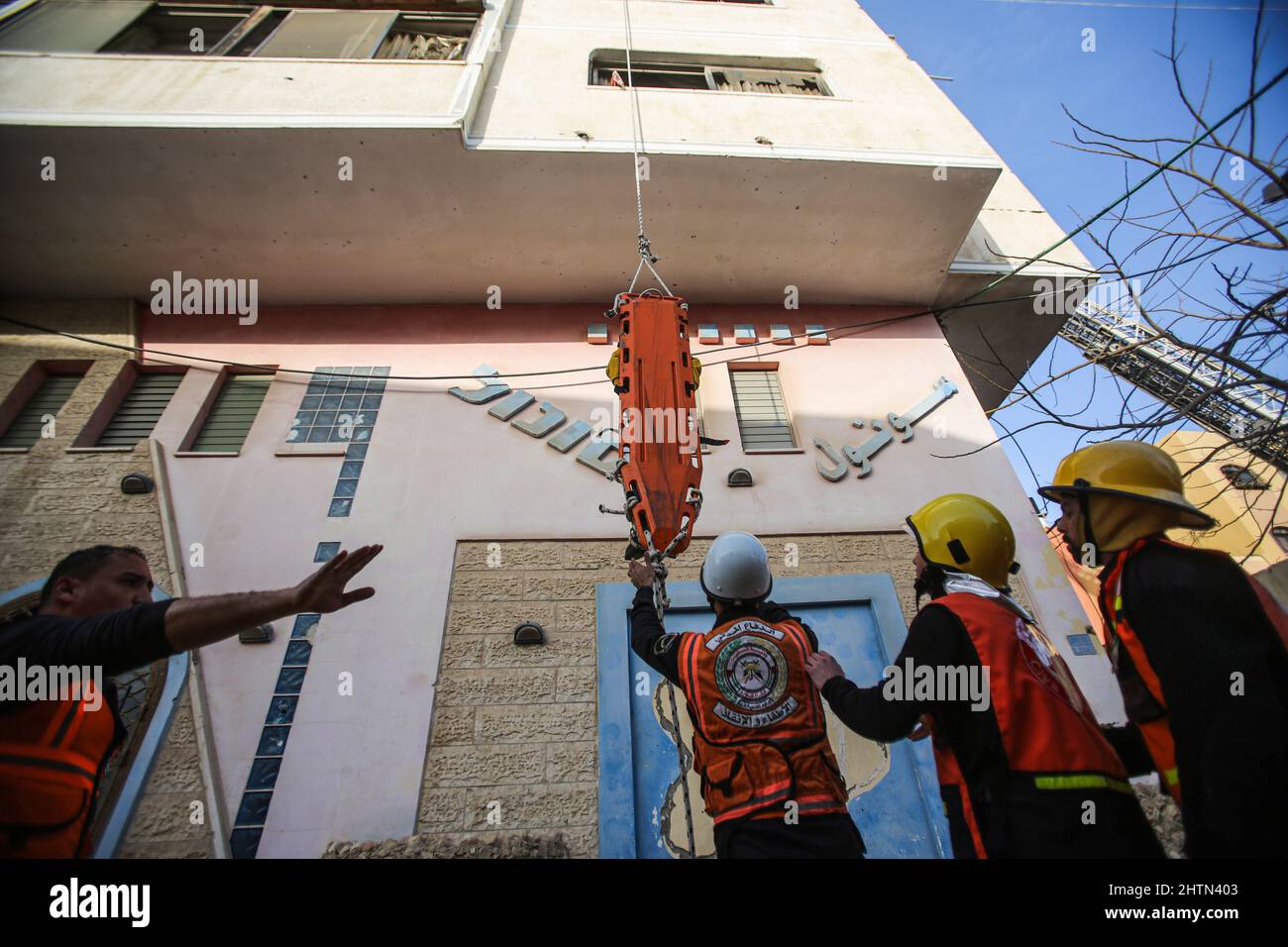 Members of Palestinian Civil defence loyal to Hamas evacuate people ...