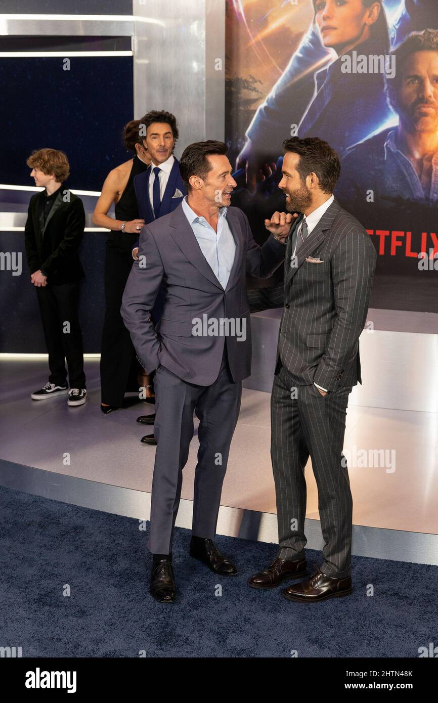 ¿Cuánto mide Hugh Jackman? - Altura - Real height - Página 2 New-york-united-states-28th-feb-2022-hugh-jackman-and-ryan-reynolds-attend-the-adam-project-by-netflix-premiere-at-alice-tully-hall-photo-by-lev-radinpacific-press-credit-pacific-press-media-production-corpalamy-live-news-2HTN48K