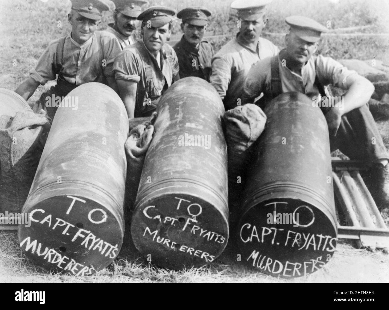 Gunners of the No. 10 Battery, Royal Marine Artillery displaying 15-inch shells with a written message reading: 'To Captain Fryatt Murderers'. Becourt, 3 August 1916. Stock Photo