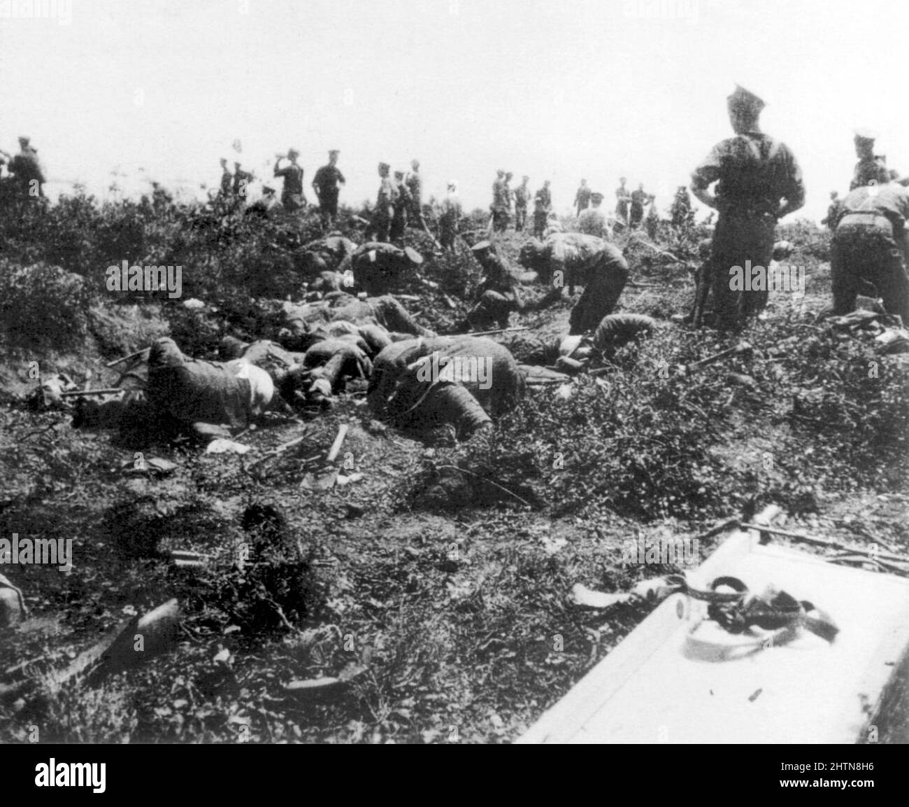 Ottoman and Allied soldiers collect the dead from betweenthe lines. An estimated 3000 Turks died in an assault on the 19th May. By the 24th May the smell of 3000 rotting bodies was too much and both sides agreed to a 24hr truce to bury the dead. Stock Photo