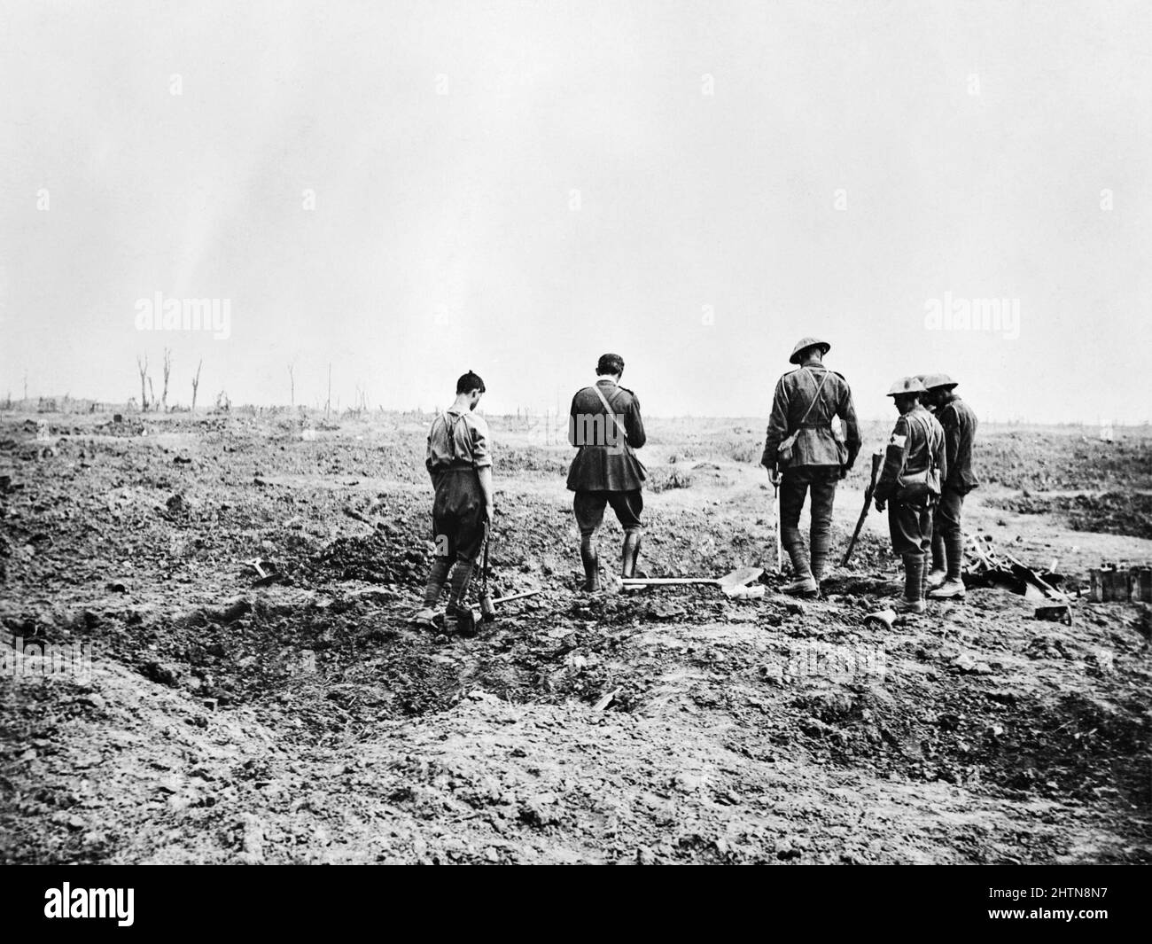 A Chaplain of the Royal Army Chaplains' Department (RAChD) conducting a burial service near the trenches near Guillemont during the Battle of the Somme. September 1916. Stock Photo