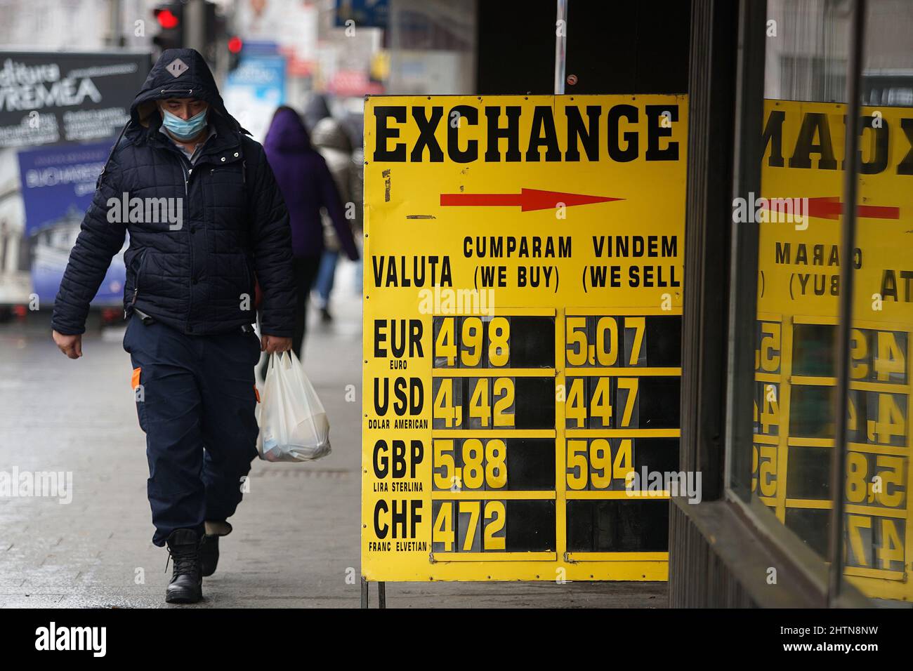 Bucharest, Romania - March 01, 2022: The exchange rate of the Leu-Euro, which exceeds the psychological threshold of 5 lei, is displayed on a yellow b Stock Photo