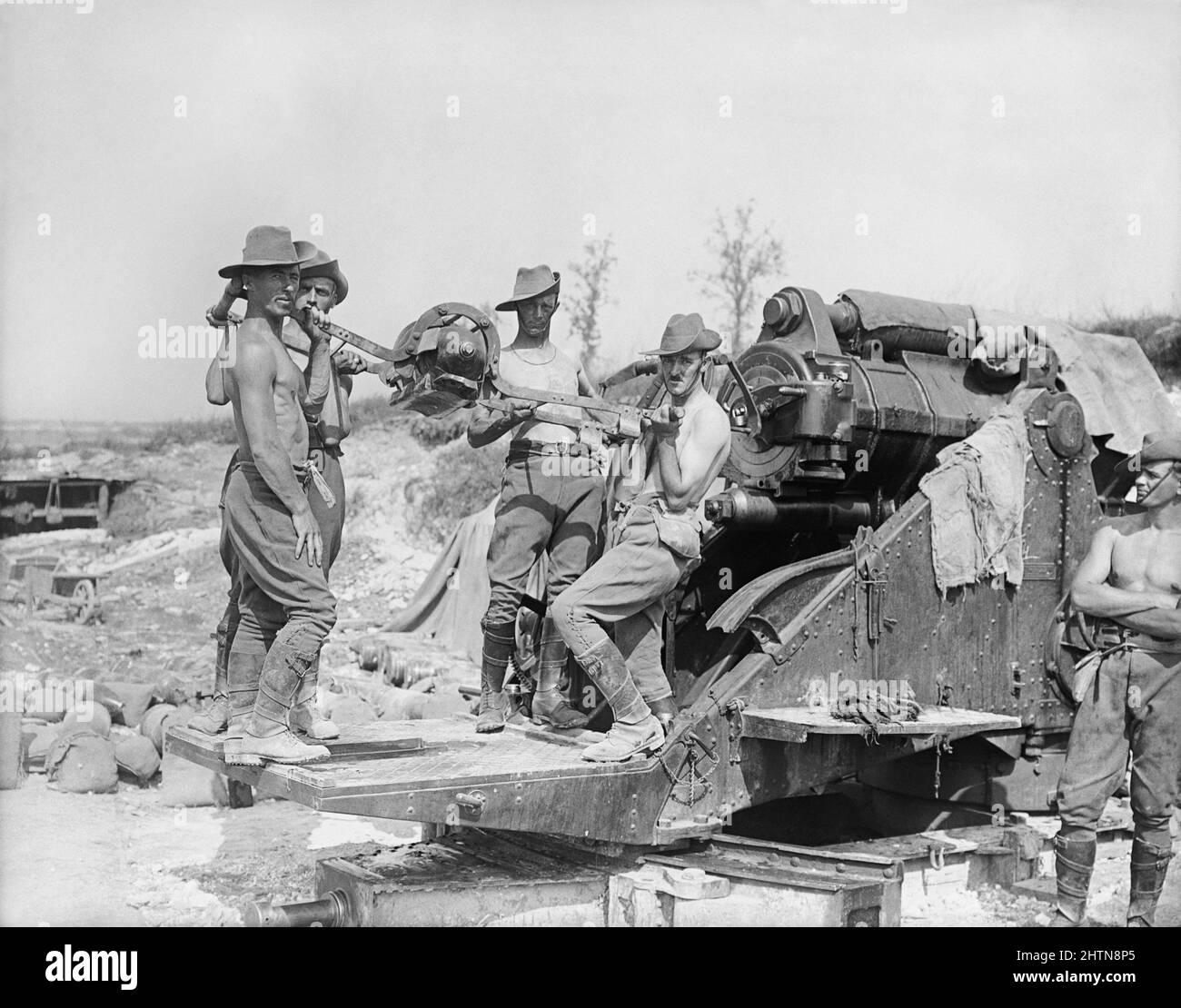 Battle of Pozieres Ridge. Men of an Australian gun crew serving a 9.2-inch howitzer, the men are stripped to the waist owing to the hot weather. Fricourt, August 1916 during the Battle of the Somme. Stock Photo