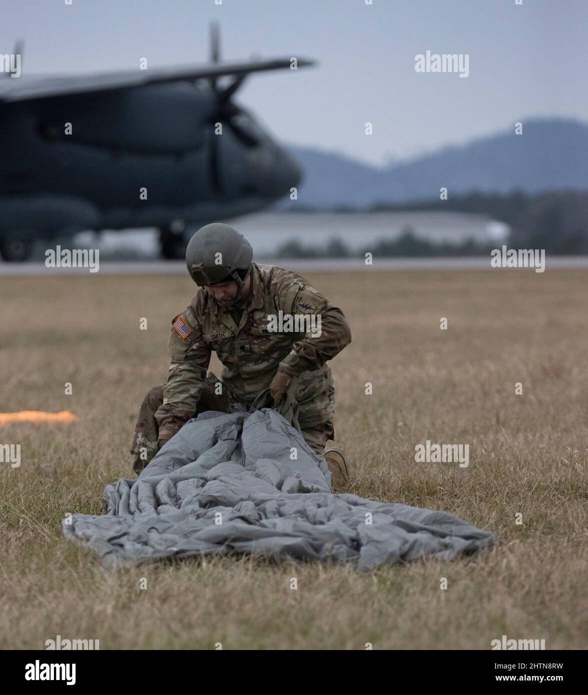 Soldiers from the Alabama National Guard 20th Special Special Forces Group conduct airborne operations at Northeast Alabama Regional Airport in Gadsden, Ala., on Feb. 26, 2022. (Alabama National Guard photo by Staff Sgt. William Frye.) Stock Photo