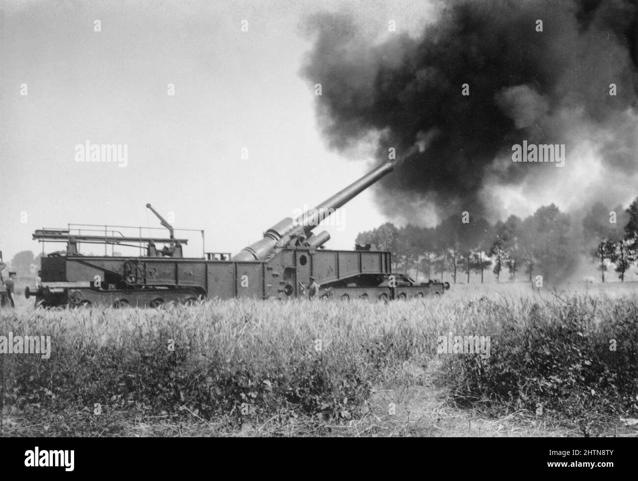 12-inch Mark IX gun of the Royal Garrison Artillery on railway mounting in action at Meaulte, September 1916. Stock Photo