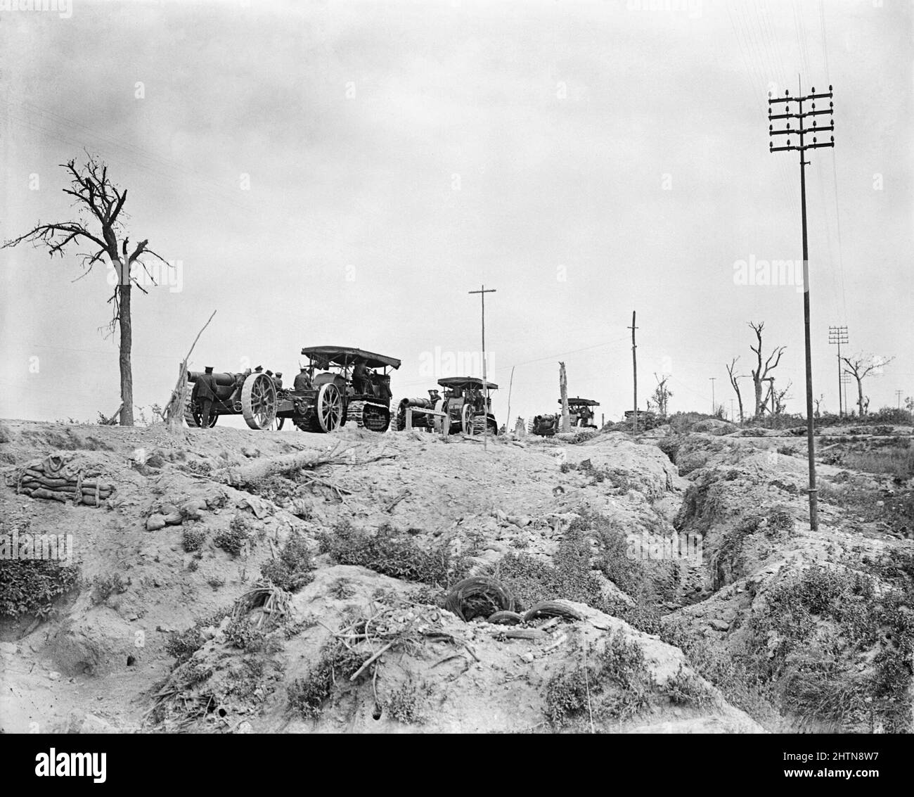 6 inch 26 cwt howitzers of the Royal Garrison Artillery being drawn by Holt caterpillar tractors along the Albert - Fricourt main road, 25th August 1916 during the Battle of the Somme Stock Photo