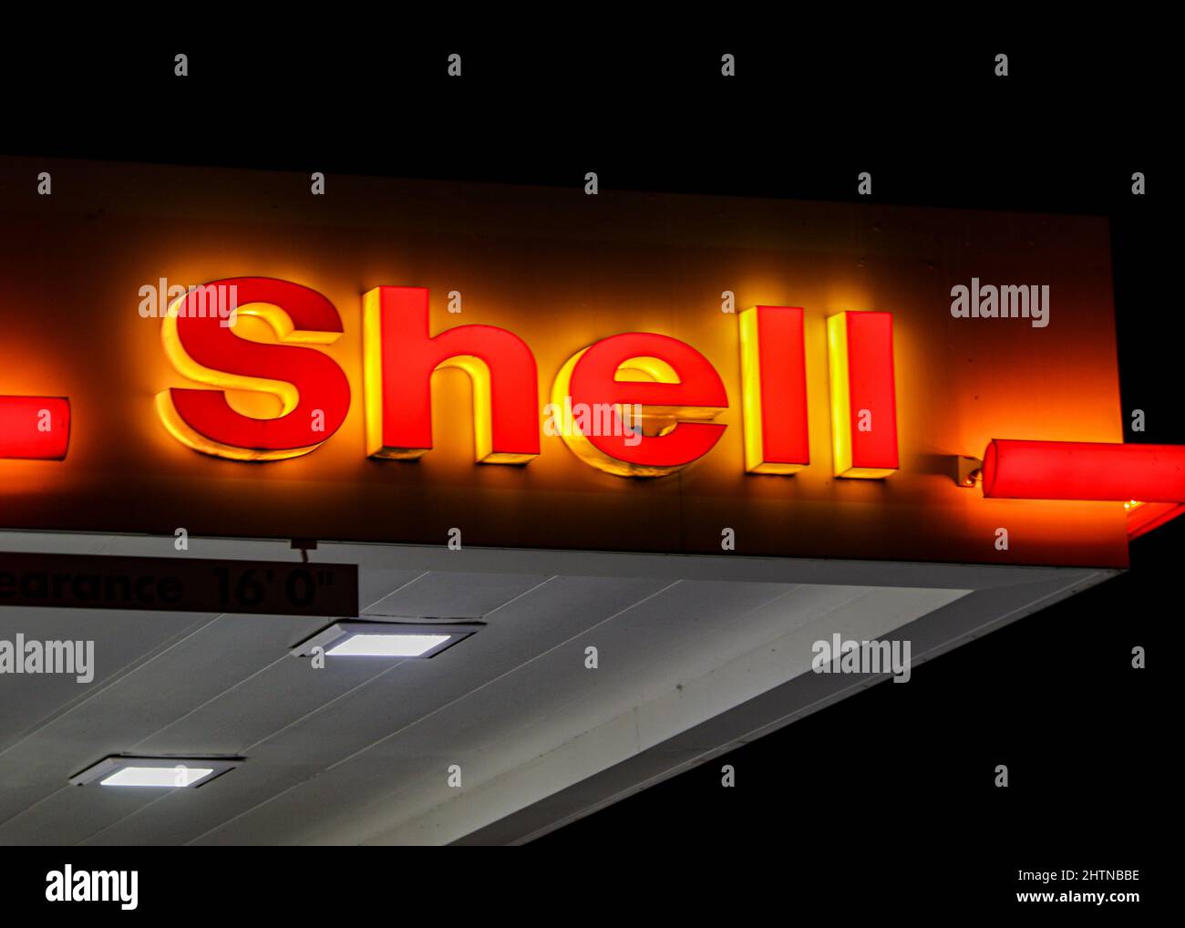 California U S A 28th Feb 22 Shell Gas Pump Shut Down With Caution Tape Credit Image C Amy Katz Zuma Press Wire Stock Photo Alamy