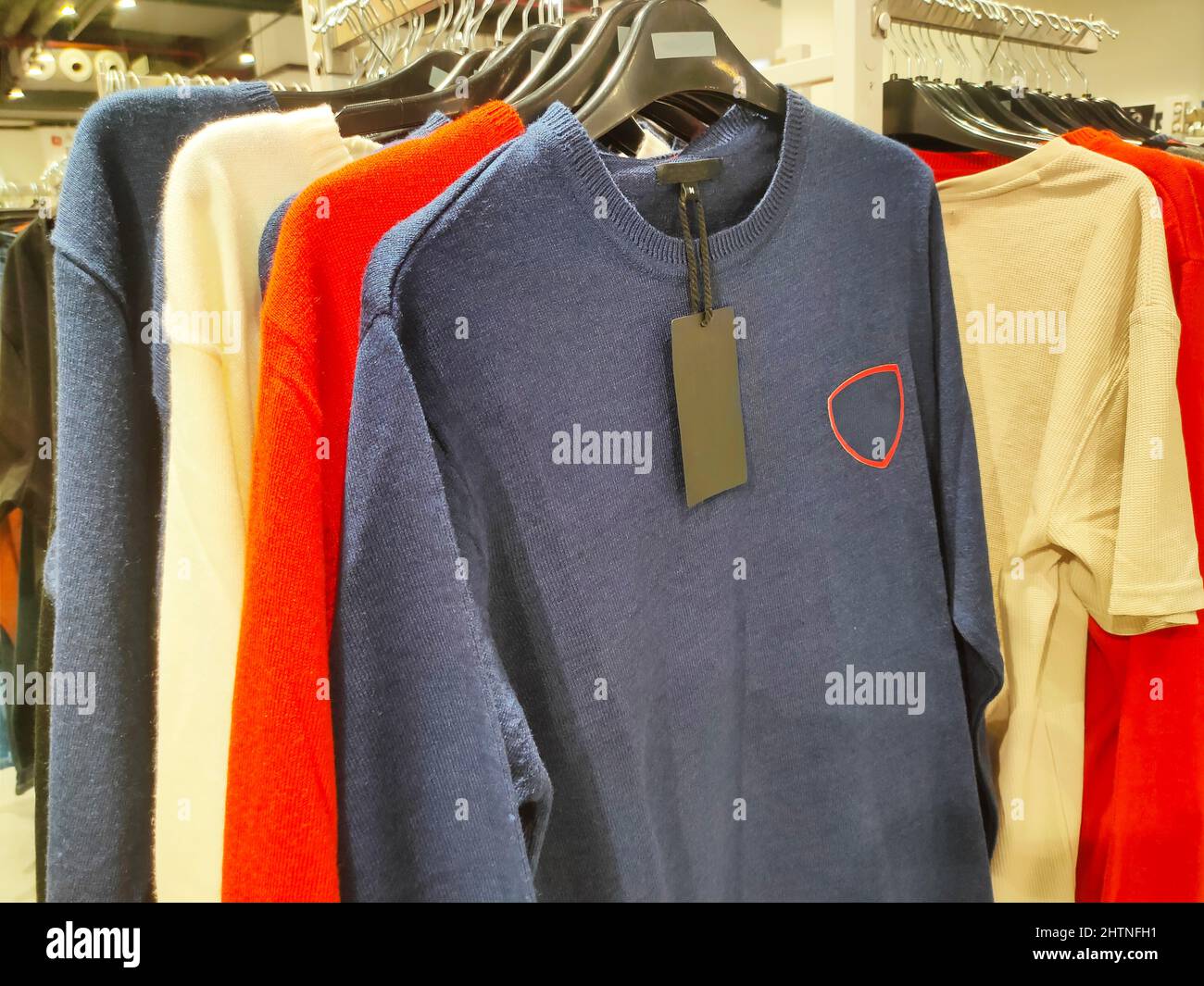 https://c8.alamy.com/comp/2HTNFH1/t-shirt-of-man-for-sales-on-hangers-in-shopping-mall-2HTNFH1.jpg