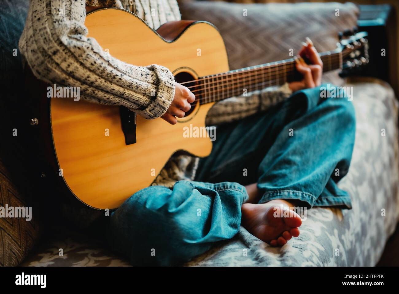 The genius of this man, he turned his fingernails into picks :  r/guitarcirclejerk