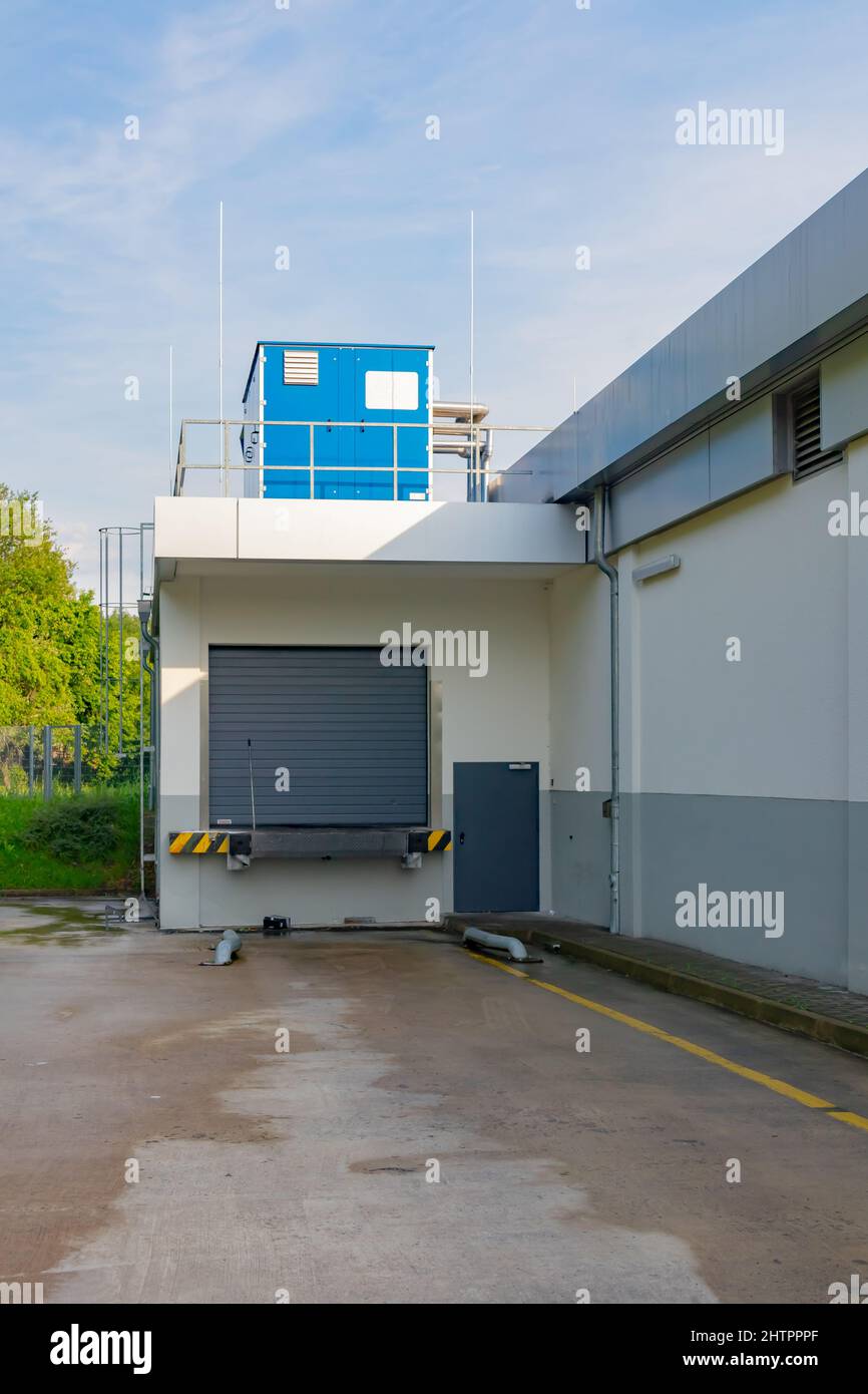 Warehouse ramp semi trucks hi-res stock photography and images - Alamy