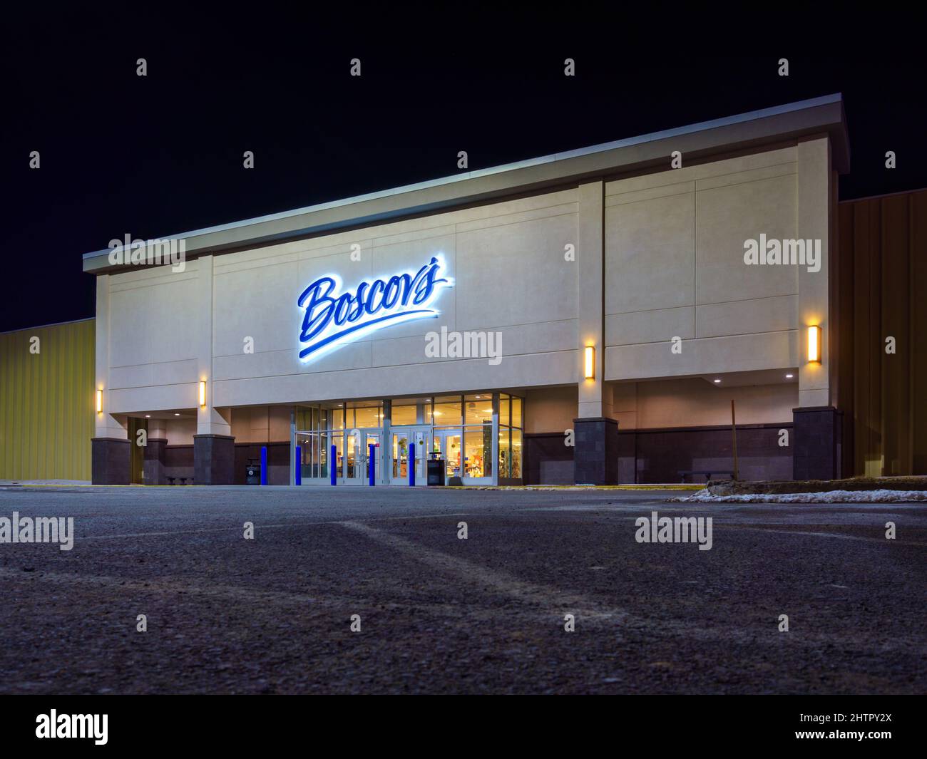 New Hartford, New York - February 28, 2022: Night View of Boscov's Building Exterior in Sangertown Mall. Stock Photo