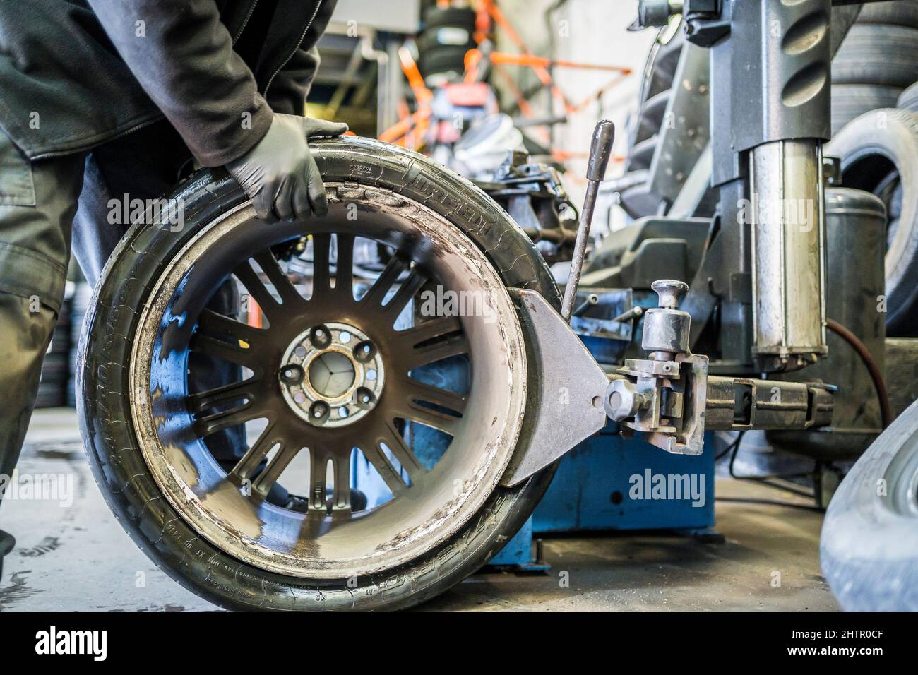 mechanic removing tyre from wheel, Mobile garage, Maadi, Cairo, EgyptMobile  garage, Maadi, Cairo, Egypt Stock Photo - Alamy