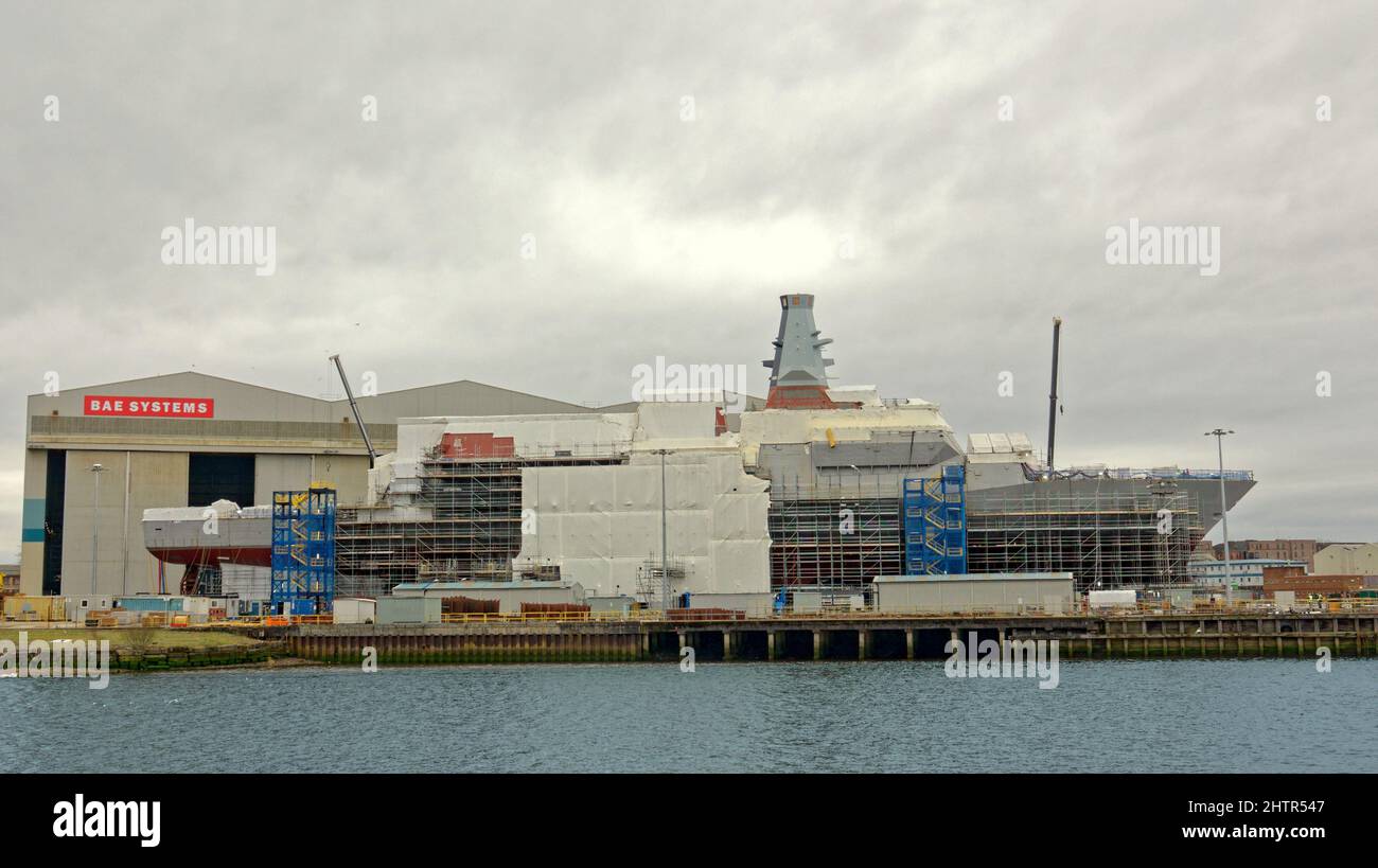 Glasgow, Scotland, UK  2nd March, 2022.Glasgow Harbour area cladding fiasco continues as the replacement of faulty cladding continues in the up market area beside the clyde that sees the construction of a fast food kfc HMS Glasgow, the Royal Navy’s first Type 26 frigate.. Credit Gerard Ferry/Alamy Live News Stock Photo