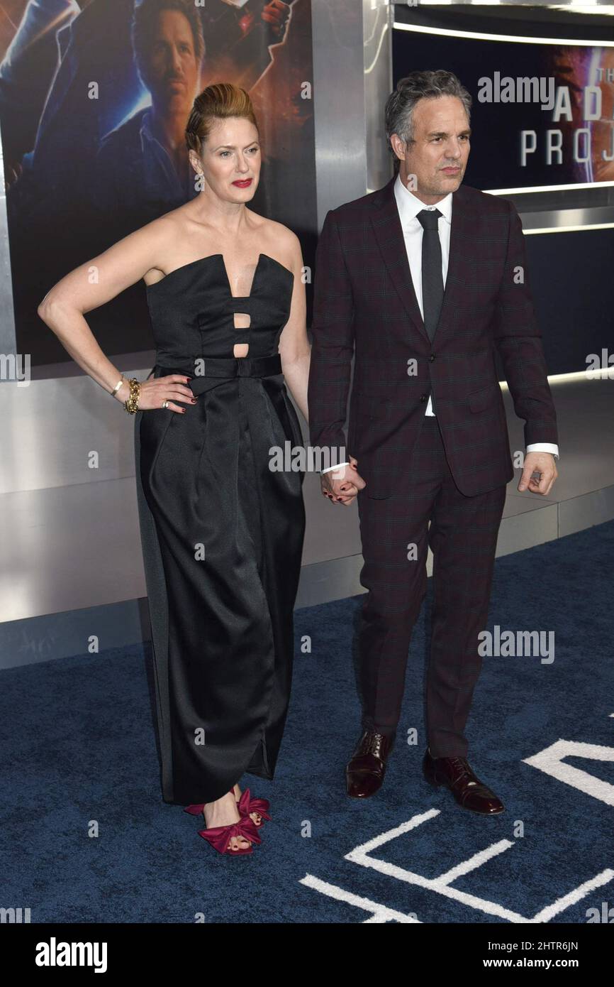 Foto: Mark Ruffalo e a mulher, Sunrise Coigney, vão juntos ao lançamento do  filme 'Os Vingadores 2', em Los Angeles, Estados Unidos - Purepeople