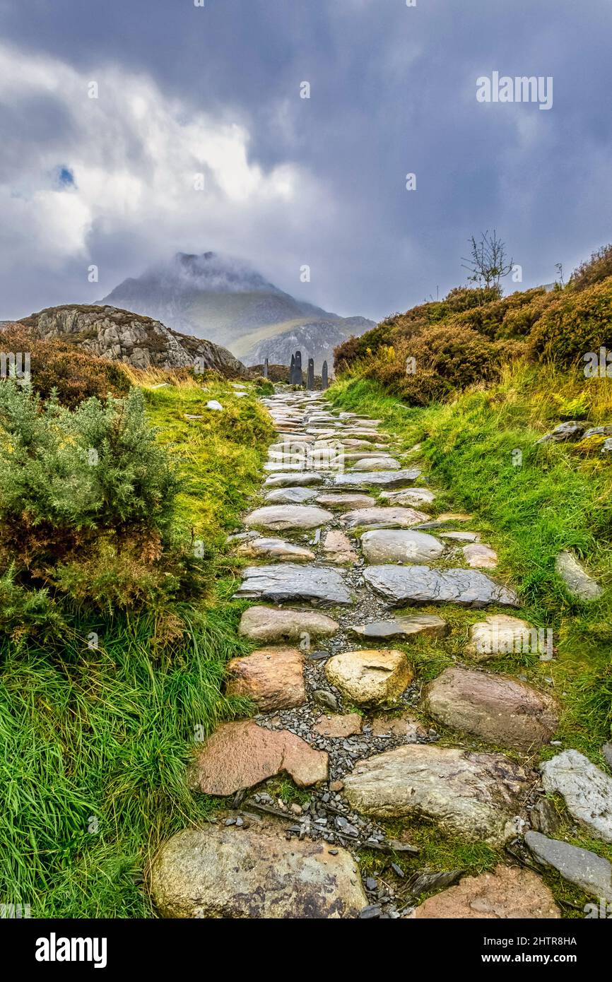 beautiful-landscape-with-tryfan-snowdonia-national-park-north-wales