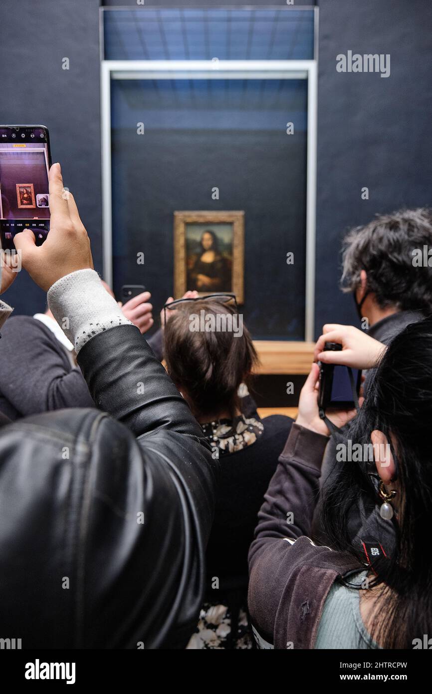 Mona Lisa Joconde Gioconda Louvre Paris Leonardo Da Vinci visitors tourists taking photos crowds Stock Photo