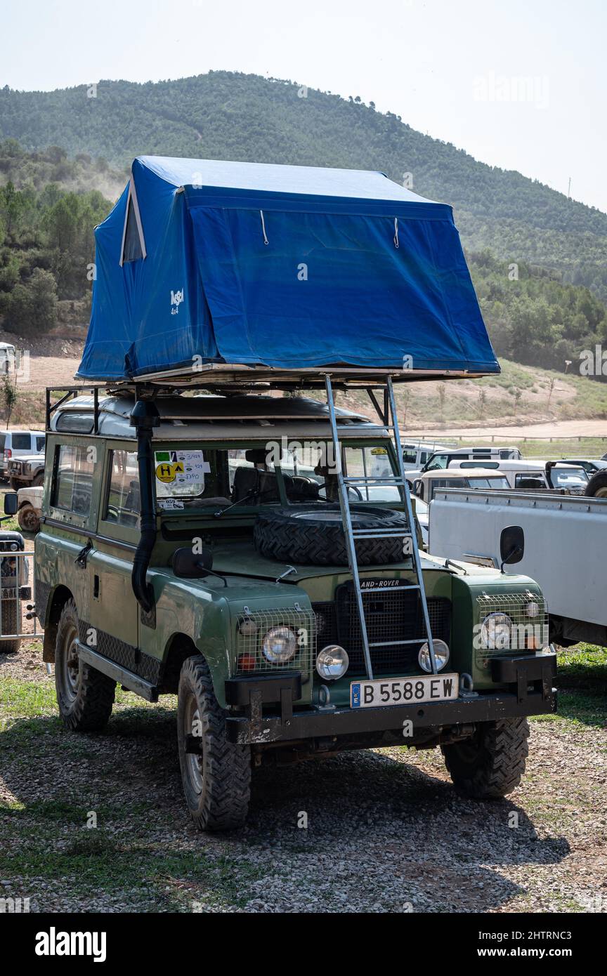 Land rover with tent on roof rack hi res stock photography and images Alamy