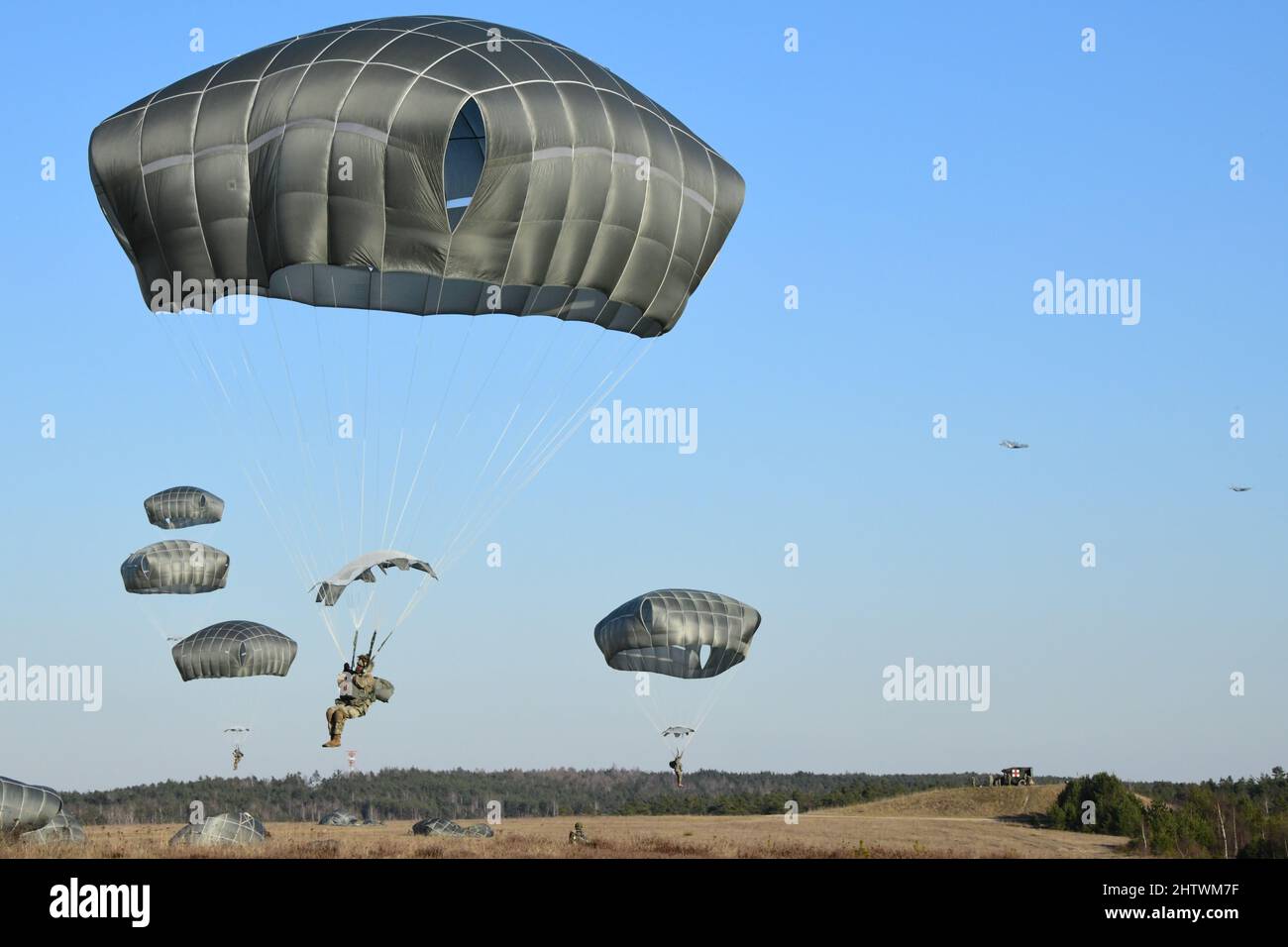 U.S. Army paratroopers assigned to 173rd Brigade Support Battalion, 173rd Airborne Brigade conduct an airborne operation in Grafenwoehr Training Area, Germany, March 1, 2022. The 173rd Airborne Brigade is the U.S. Army Contingency Response Force in Europe, capable of projecting ready forces anywhere in the U.S. European, Africa or Central Commands' areas of responsibility.. (U.S. Army photo by Spc. Ryan Parr) Stock Photo