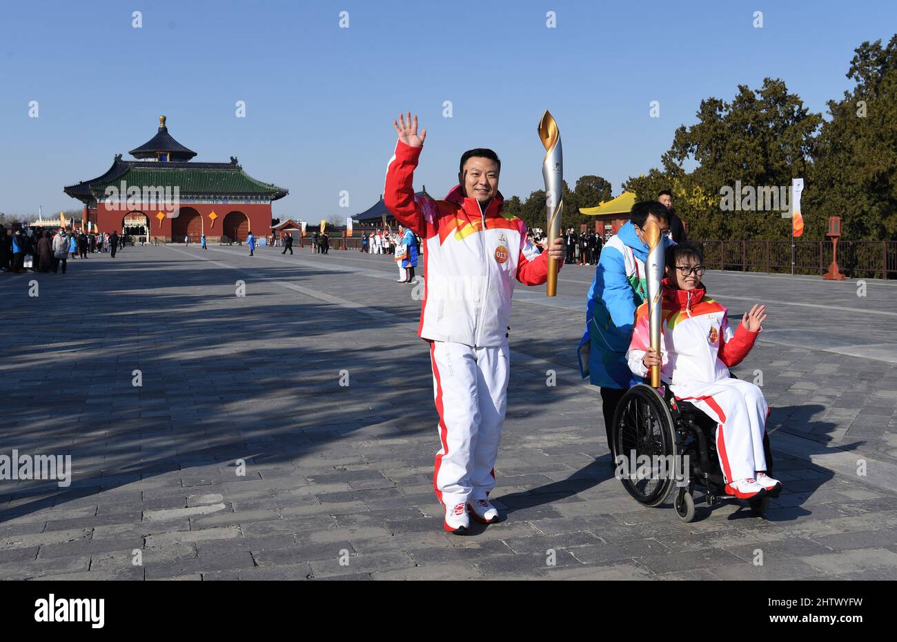 (220302) -- BEIJING, March 2, 2022 (Xinhua) -- Torchbearers Li Rui (L ...