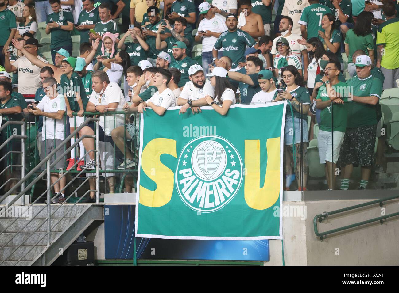 SP - Sao Paulo - 04/03/2022 - PAULISTA 2022 FINAL, PALMEIRAS X SAO PAULO -  Ze Rafael, a Palmeiras player, disputes a bid with Leo and Igor Gomes, Sao  Paulo players during