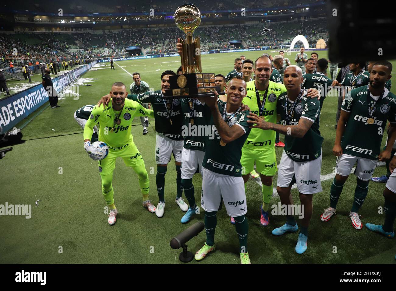 Sao Paulo, Sao Paulo, Brasil. 2nd Mar, 2022. Sudamericana Soccer Recopa Final: Palmeiras and Athletico-PR. March 2, 2022, Sao Paulo, Brazil. Players of Palmeiras team celebrates the title of Sudamericana Soccer Recopa Final after a 2-0 victory over Athletico Paranaense, in a soccer match held at the Allianz Parque stadium, in Sao Paulo, on Wednesday (2). Palmeiras team won the match 2-0, with goals from Ze Rafael and Danilo. Credit: Leco Viana/TheNews2 (Credit Image: © Leco Viana/TheNEWS2 via ZUMA Press Wire) Stock Photo
