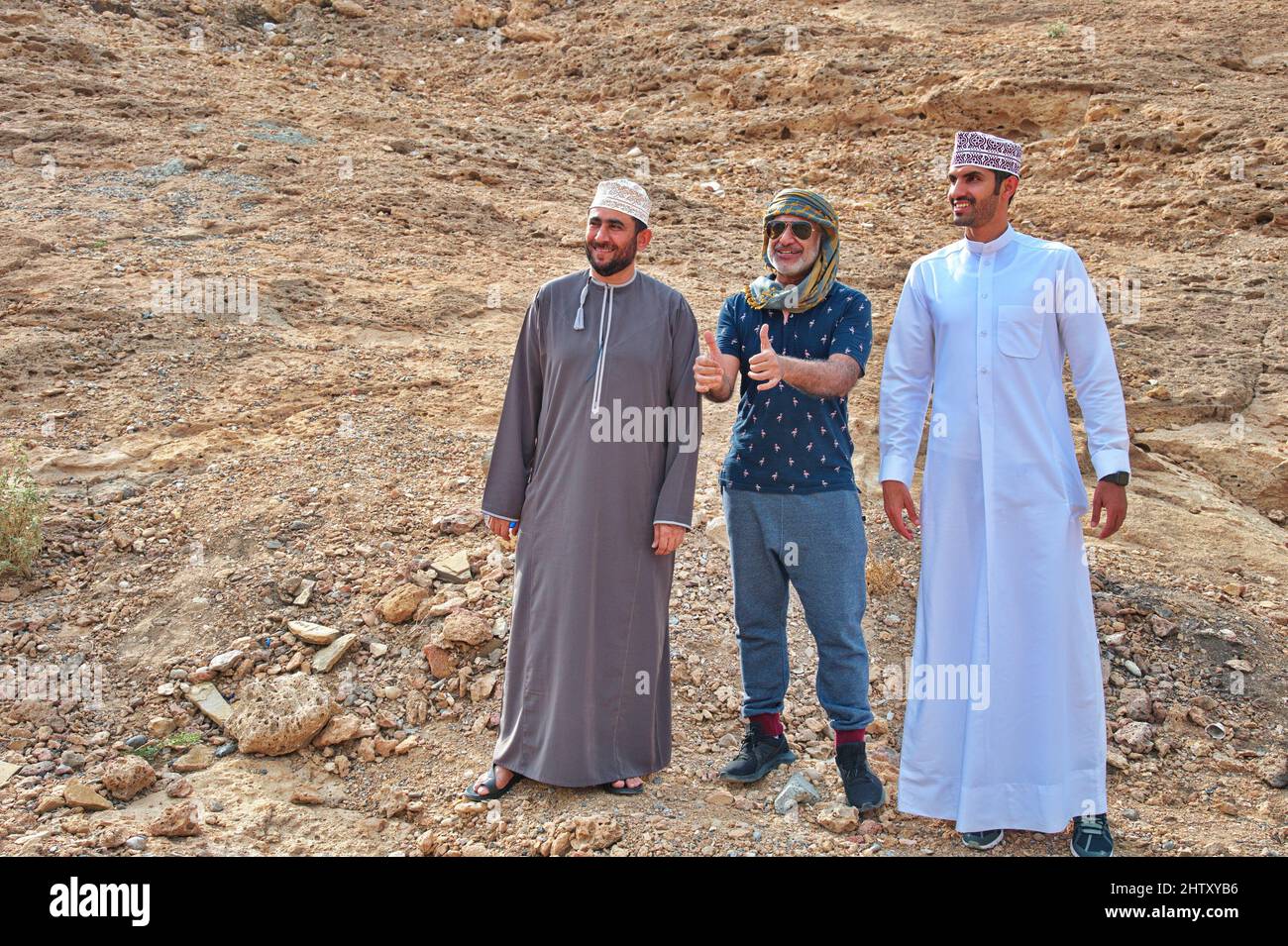 https://c8.alamy.com/comp/2HTXYB6/portrait-of-three-men-in-arabic-clothing-in-the-desert-2HTXYB6.jpg