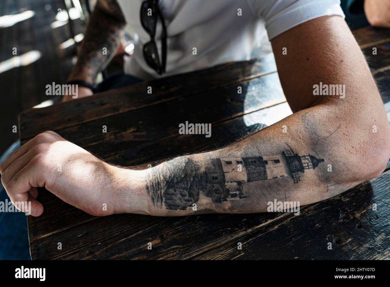 Tattoos on arm immagini e fotografie stock ad alta risoluzione - Alamy
