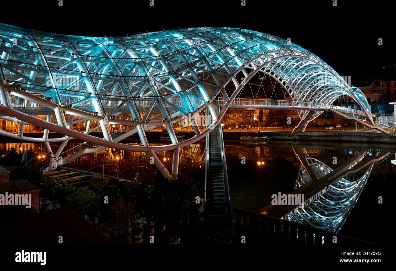 Beautiful illuminated river bridge hi-res stock photography and images ...
