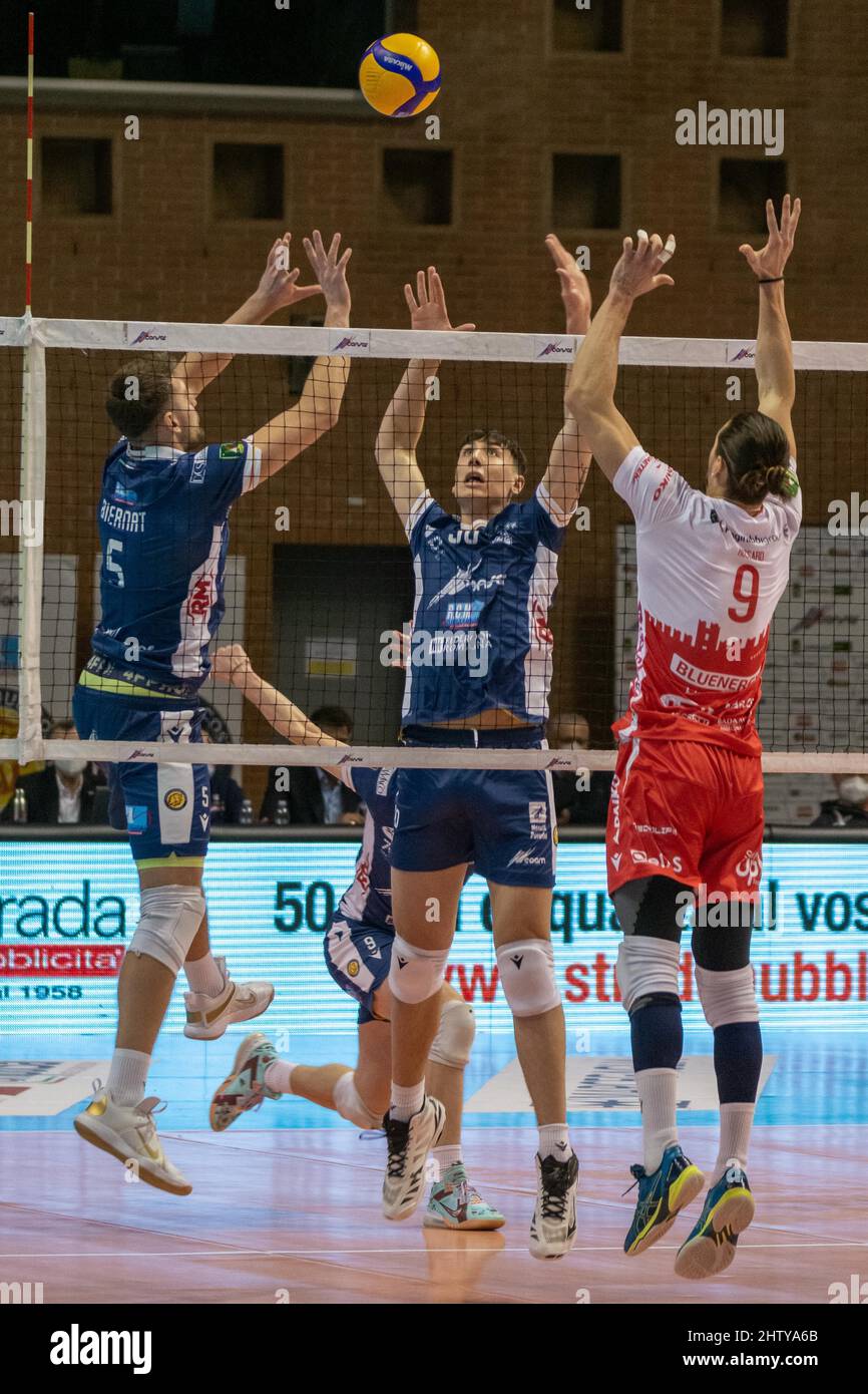 Pala De Andre, Ravenna, Italy, March 02, 2022, Mateusz Biernat (Ravenna)  sets during Consar RCM Ravenna vs Gas Sales Bluenergy Piacenza - Volleyball  Stock Photo - Alamy