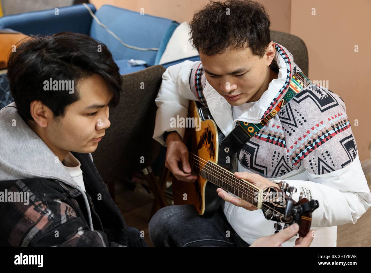 (220303) GUIYANG, March 3, 2022 (Xinhua) Bassist Peng Wanhai (L