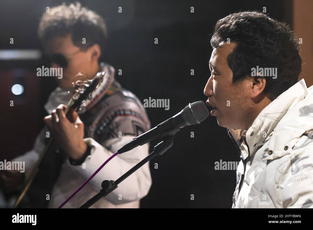 (220303) GUIYANG, March 3, 2022 (Xinhua) Lead singer Chen Kexing