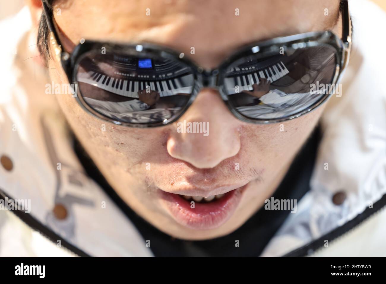 (220303) GUIYANG, March 3, 2022 (Xinhua) Lead singer Chen Kexing