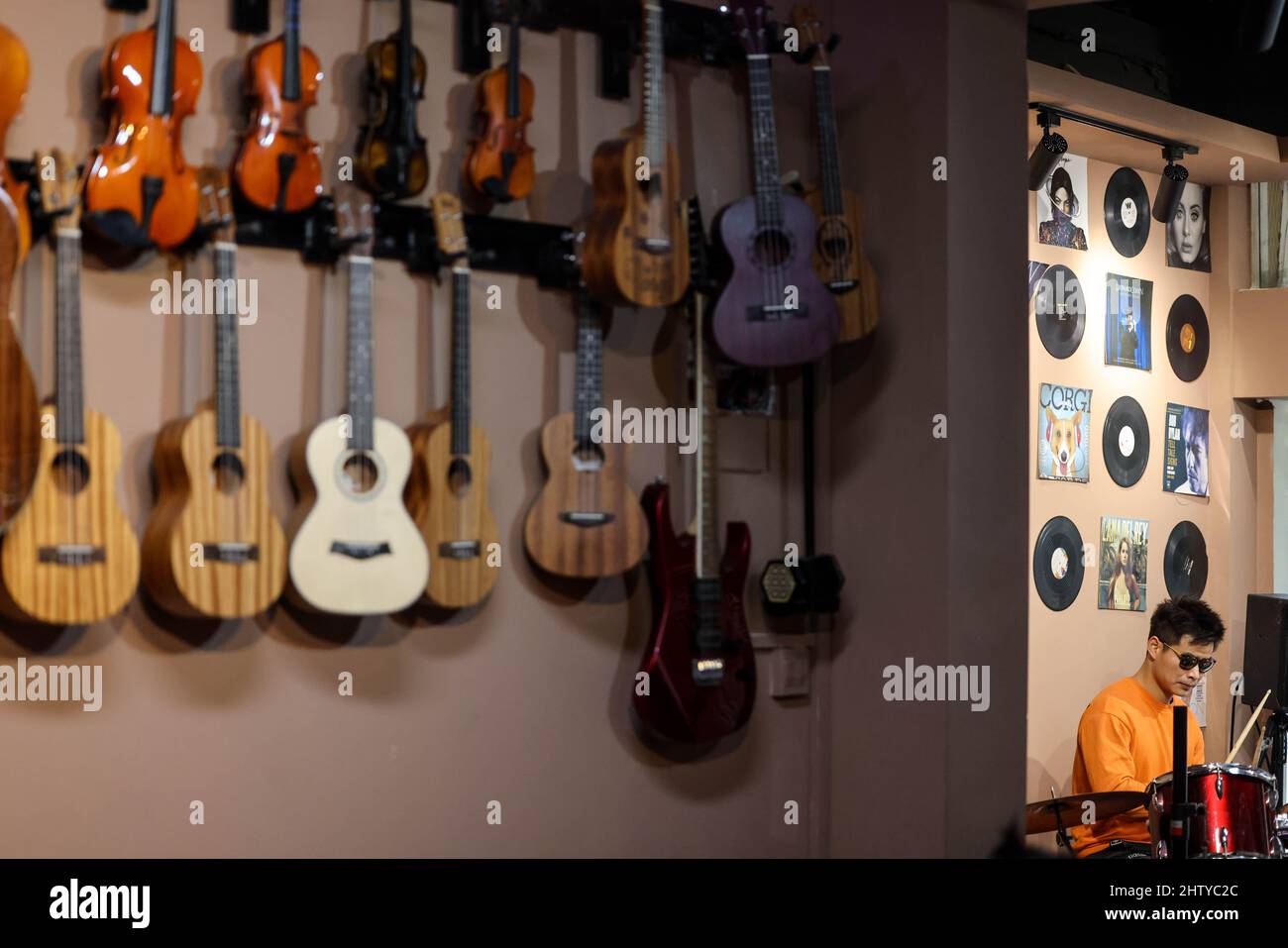 (220303) GUIYANG, March 3, 2022 (Xinhua) Drummer Chen Changhai