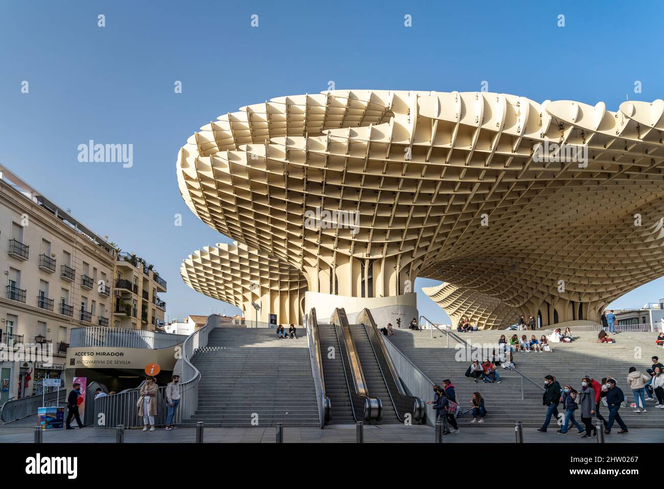 Die futuristische Holzkonstruktion und Aussichtsplattform Metropol Parasol an der Plaza de la Encarnación, Sevilla, Andalusien, Spanien  |  the futuri Stock Photo