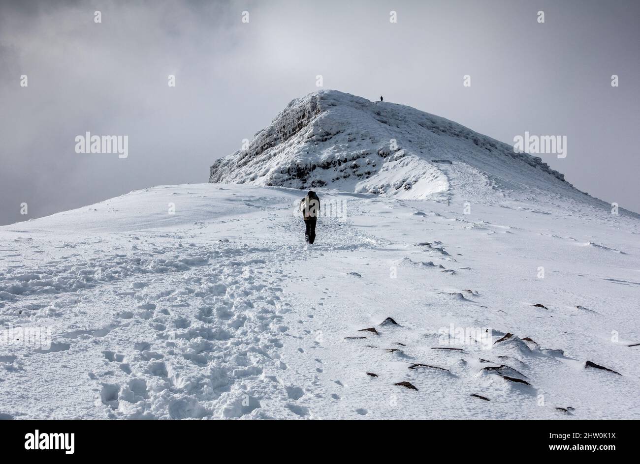 Hikers walking the snow covered Pen Y Fan in the Brecon Beacons National Park, Wales, UK Stock Photo