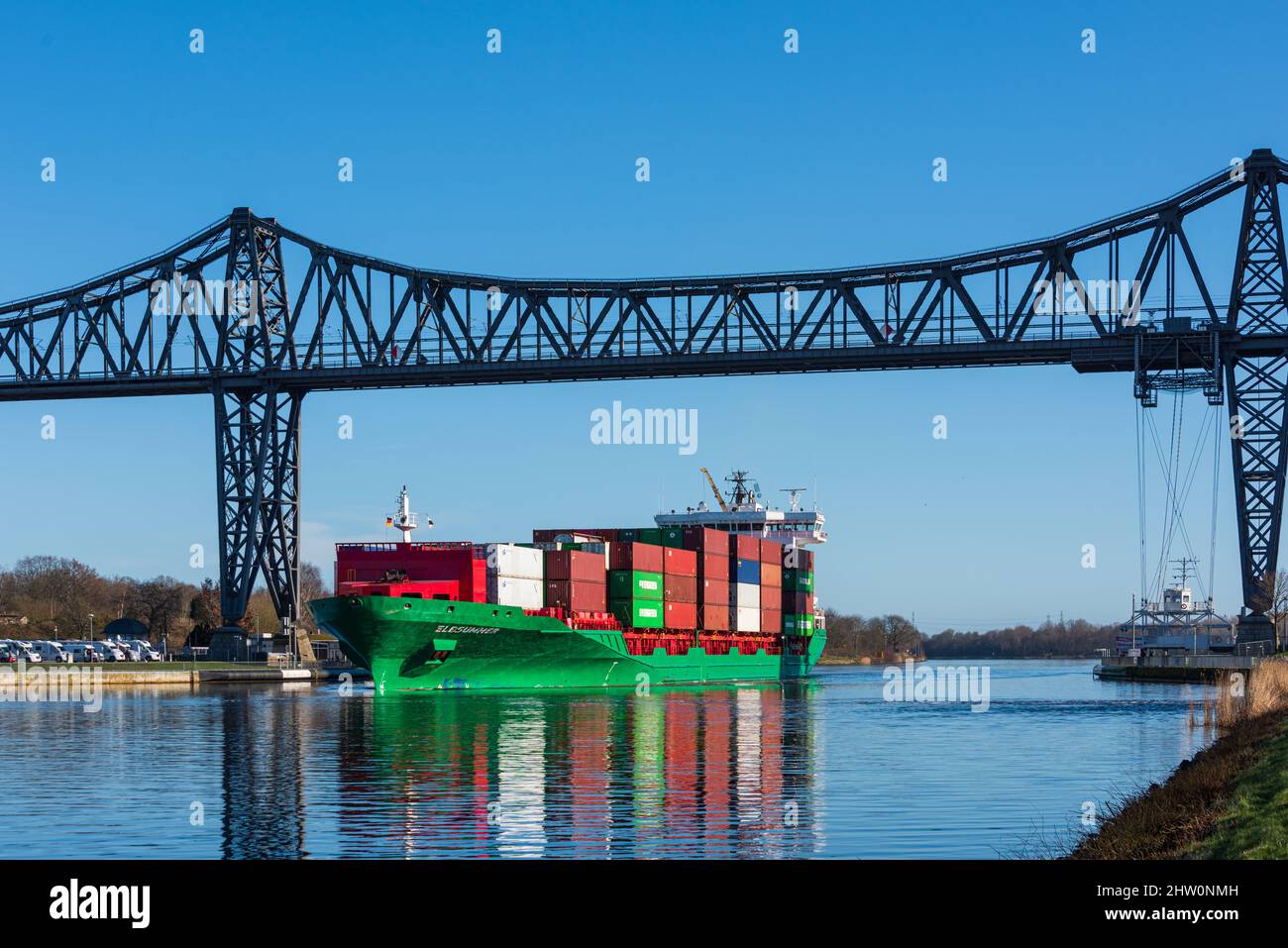 Der Containerfrachter Elbsummer passiert die Rendsburger Hochbrücke über den Kiel-Canal Stock Photo