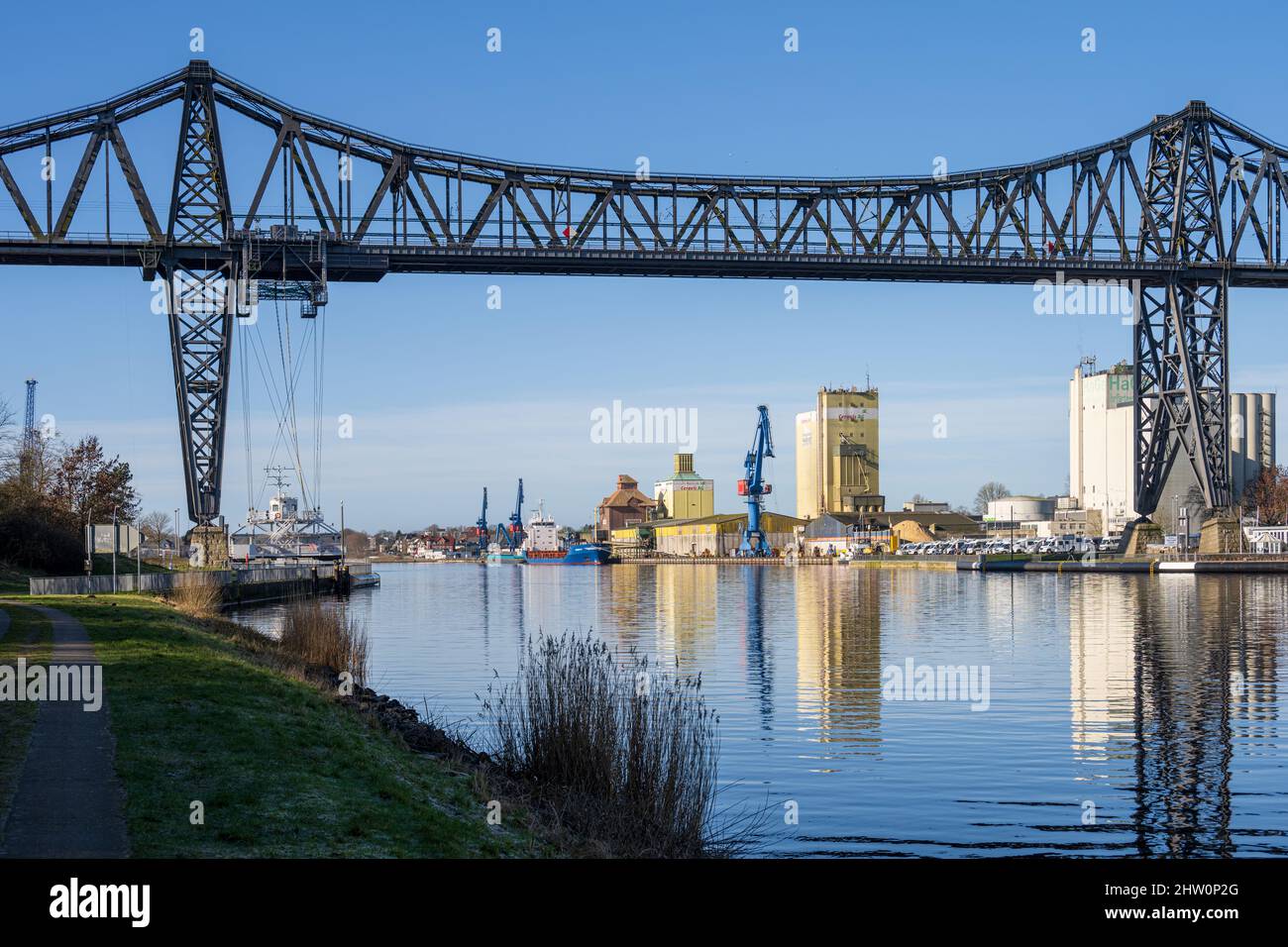 Kiel-Canal und Rendsburger Hafen mit der Eisenbahnbrücke über den Kanal Stock Photo