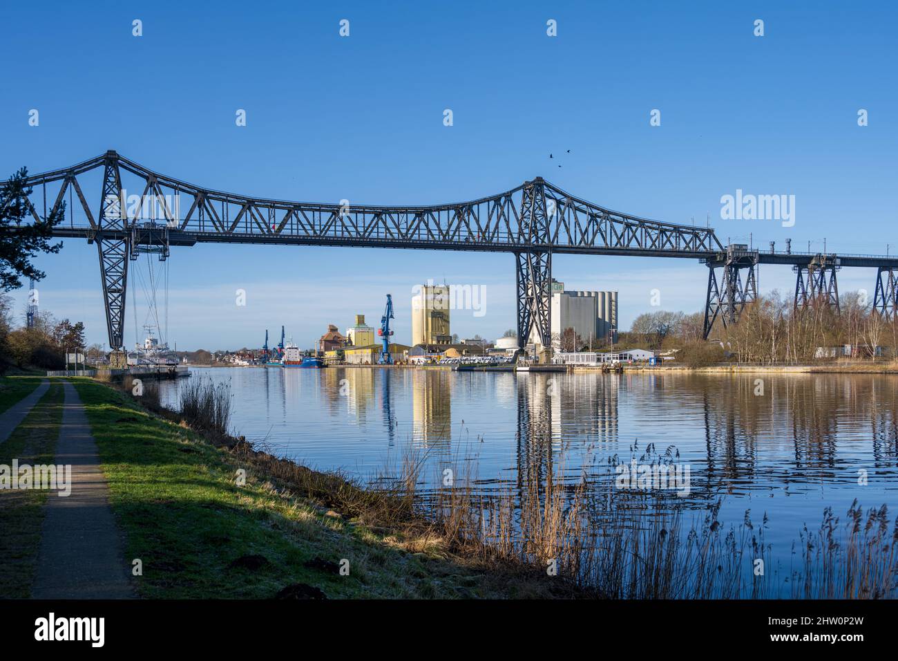 Kiel-Canal und Rendsburger Hafen mit der Eisenbahnbrücke über den Kanal Stock Photo