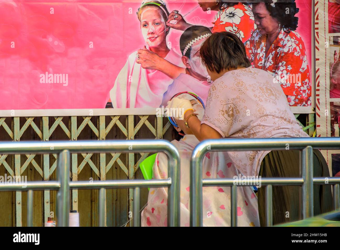 Chinatown, Bangkok – Nov, 14, 2020: Ancient Chinese method of removing facial hair using two threads to squeeze and pull. Stock Photo