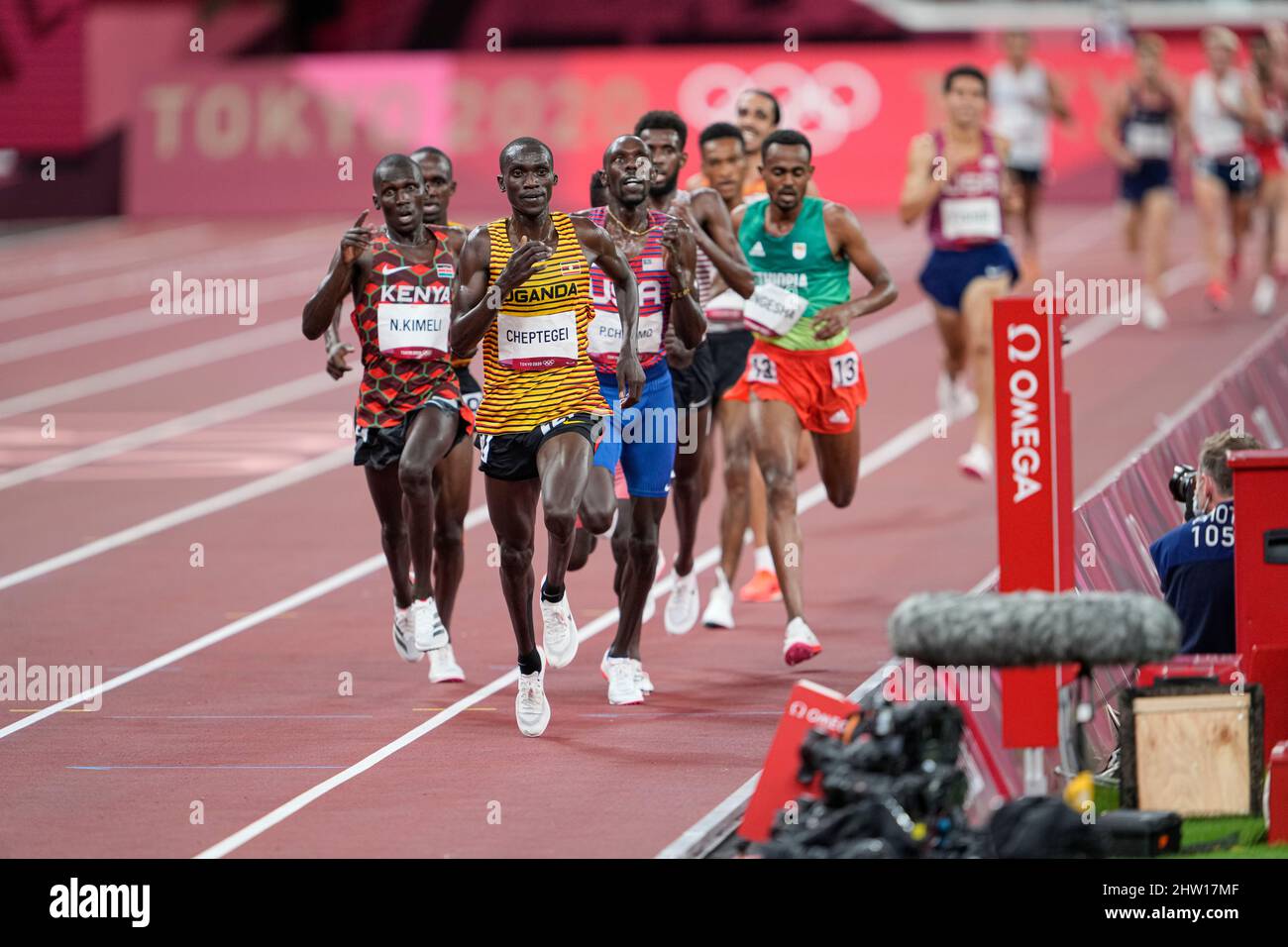 Joshua Cheptegei leading the pack at the 2020 Tokyo Olympics in the